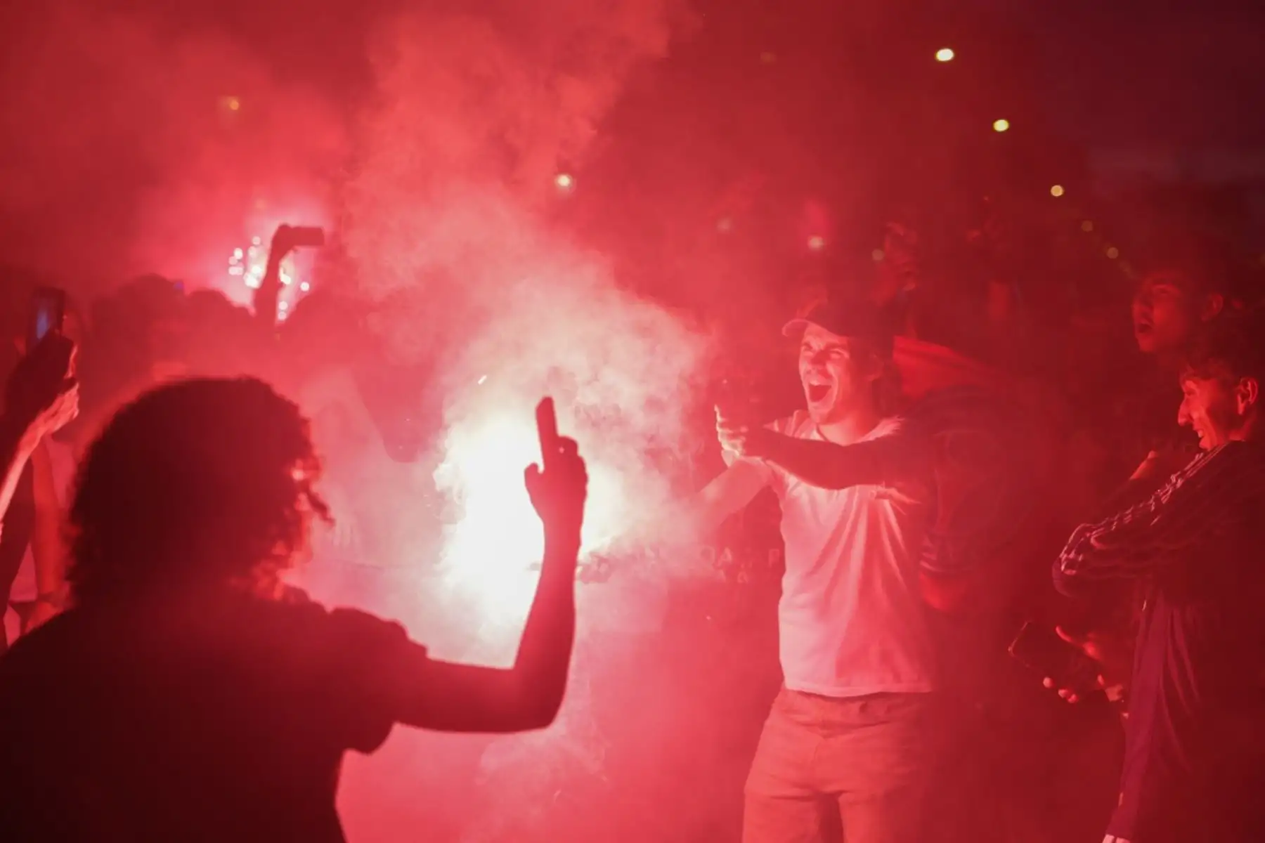Los hinchas del PSG celebran la victoria de su equipo en la final de la Liga de Campeones de la UEFA entre el Paris Saint-Germain (PSG) y el Arsenal FC, disputada en Budapest, en la avenida de los Campos Elíseos de París el 30 de mayo de 2026. (Foto de ROMEO BOETZLE / AFP)