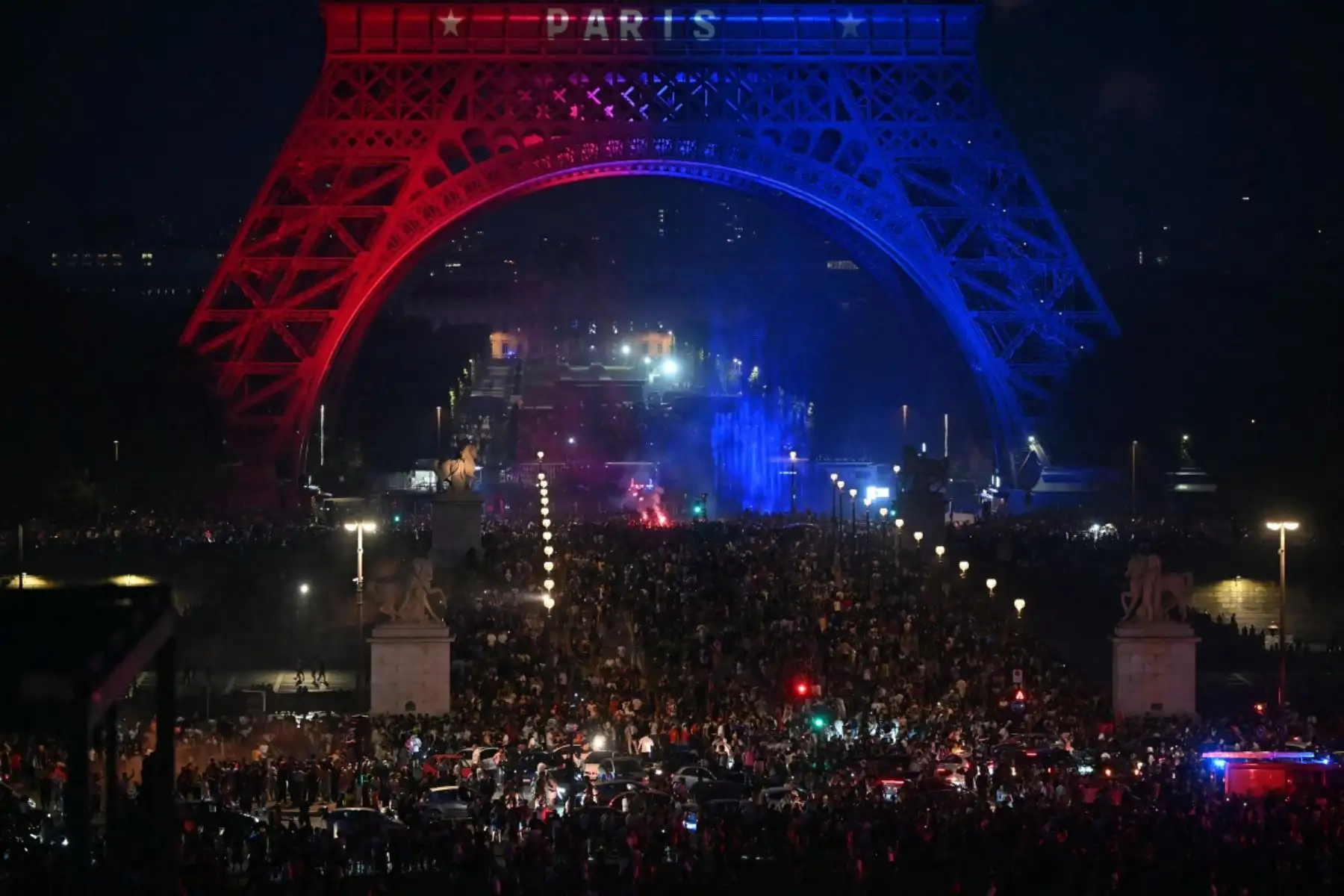 La Torre Eiffel se ilumina con los colores del Paris Saint-Germain mientras los aficionados del PSG celebran la victoria del club en la Liga de Campeones de la UEFA sobre el Arsenal FC, vista desde la Plaza del Trocadero en París el 30 de mayo de 2026. (Foto de LOU BENOIST / AFP)