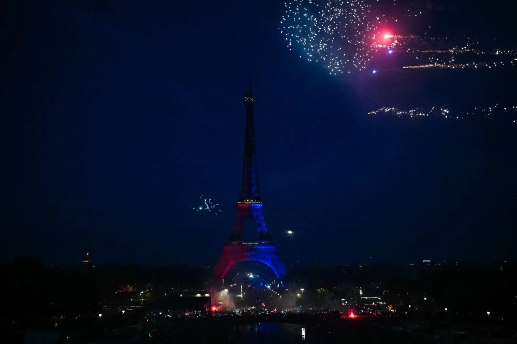 Los fuegos artificiales iluminan el cielo sobre la Torre Eiffel mientras París celebra la victoria del Paris Saint-Germain sobre el Arsenal FC en la Liga de Campeones de la UEFA en la Plaza del Trocadero de París, el 30 de mayo de 2026. (Foto de LOU BENOIST / AFP)