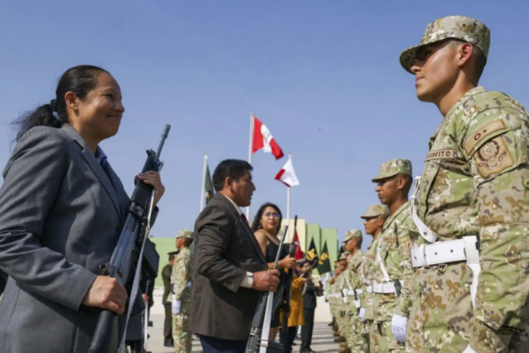 Cadetes del Ejército asumen compromiso y lealtad con la Nación en acto de entrega de armas