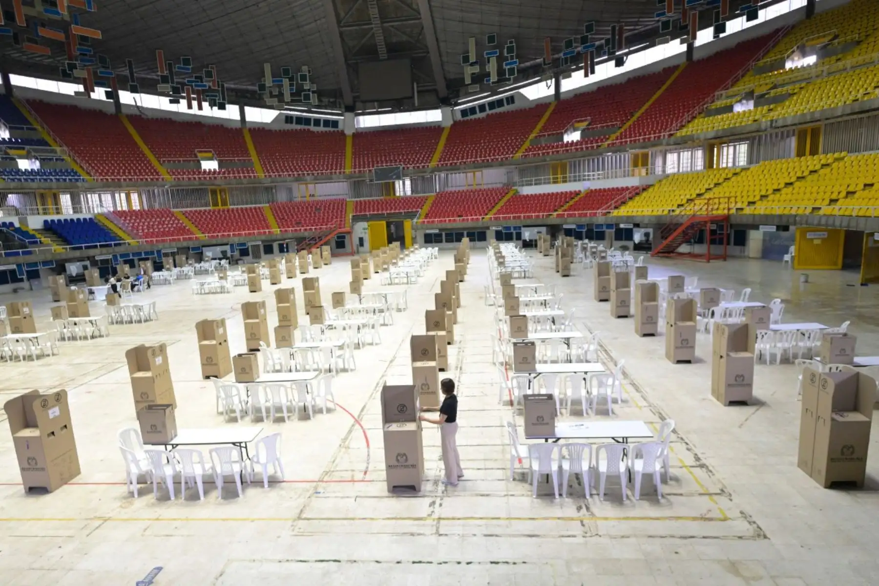 Vista aérea durante la instalación de un centro de votación en el Coliseo El Pueblo en Cali, departamento del Valle del Cauca, Colombia, el 30 de mayo de 2026, víspera de las elecciones presidenciales.
Los colombianos acuden a las urnas para unas elecciones presidenciales que enfrentarán visiones opuestas sobre cómo poner fin al medio siglo de conflicto en el país. Foto: AFP
