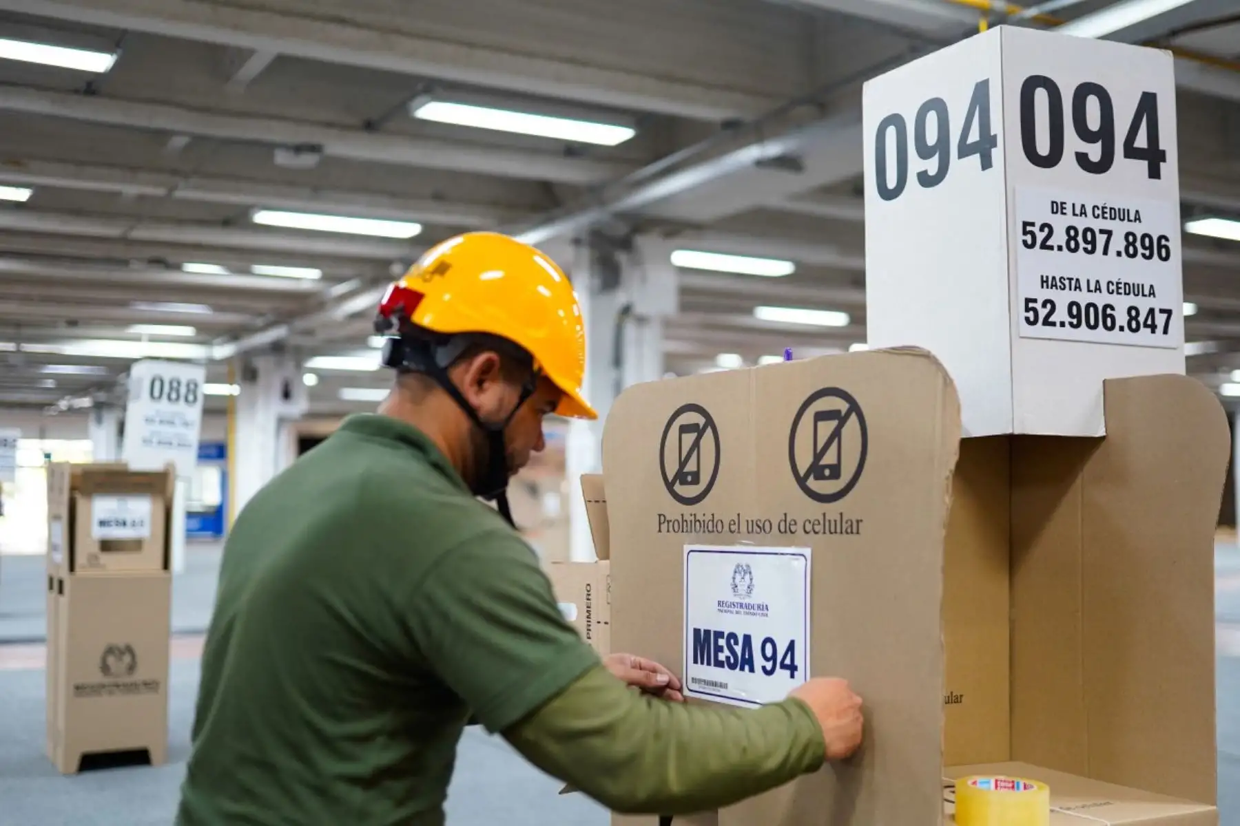 Un trabajador prepara un centro de votación en Bogotá, el 29 de mayo de 2026, antes de las elecciones presidenciales del fin de semana. (Foto de Sergio Acero / AFP)