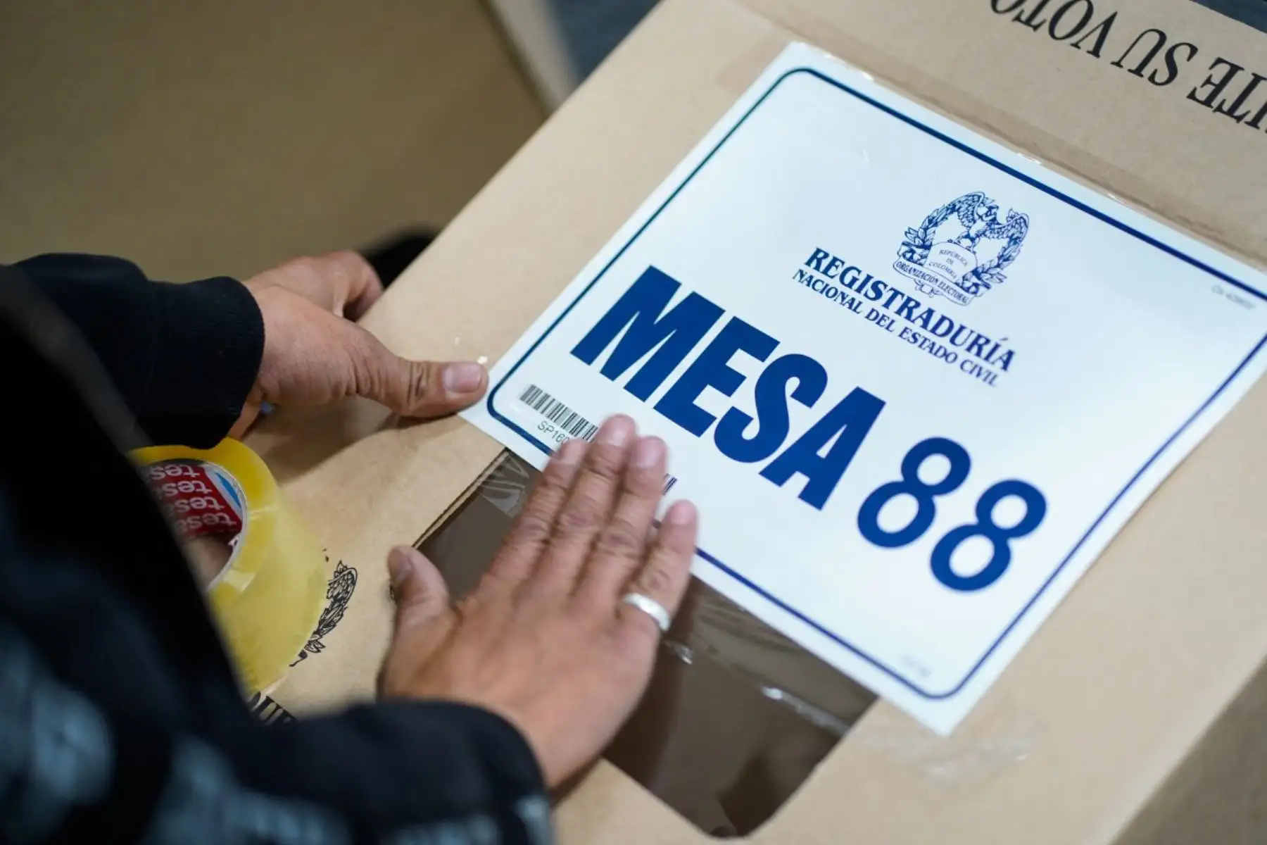 Un trabajador prepara un centro de votación en Bogotá, el 29 de mayo de 2026, antes de las elecciones presidenciales del fin de semana. (Foto de Sergio Acero / AFP)