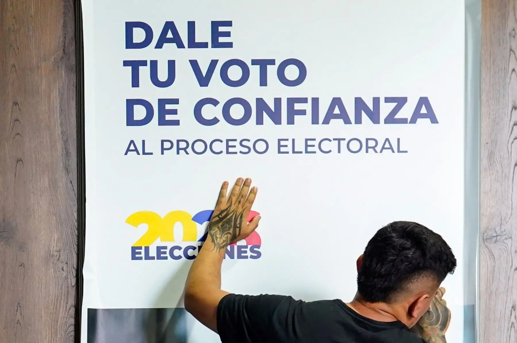 Un trabajador prepara un centro de votación en Bogotá, el 29 de mayo de 2026, antes de las elecciones presidenciales del fin de semana. (Foto de Sergio Acero / AFP)