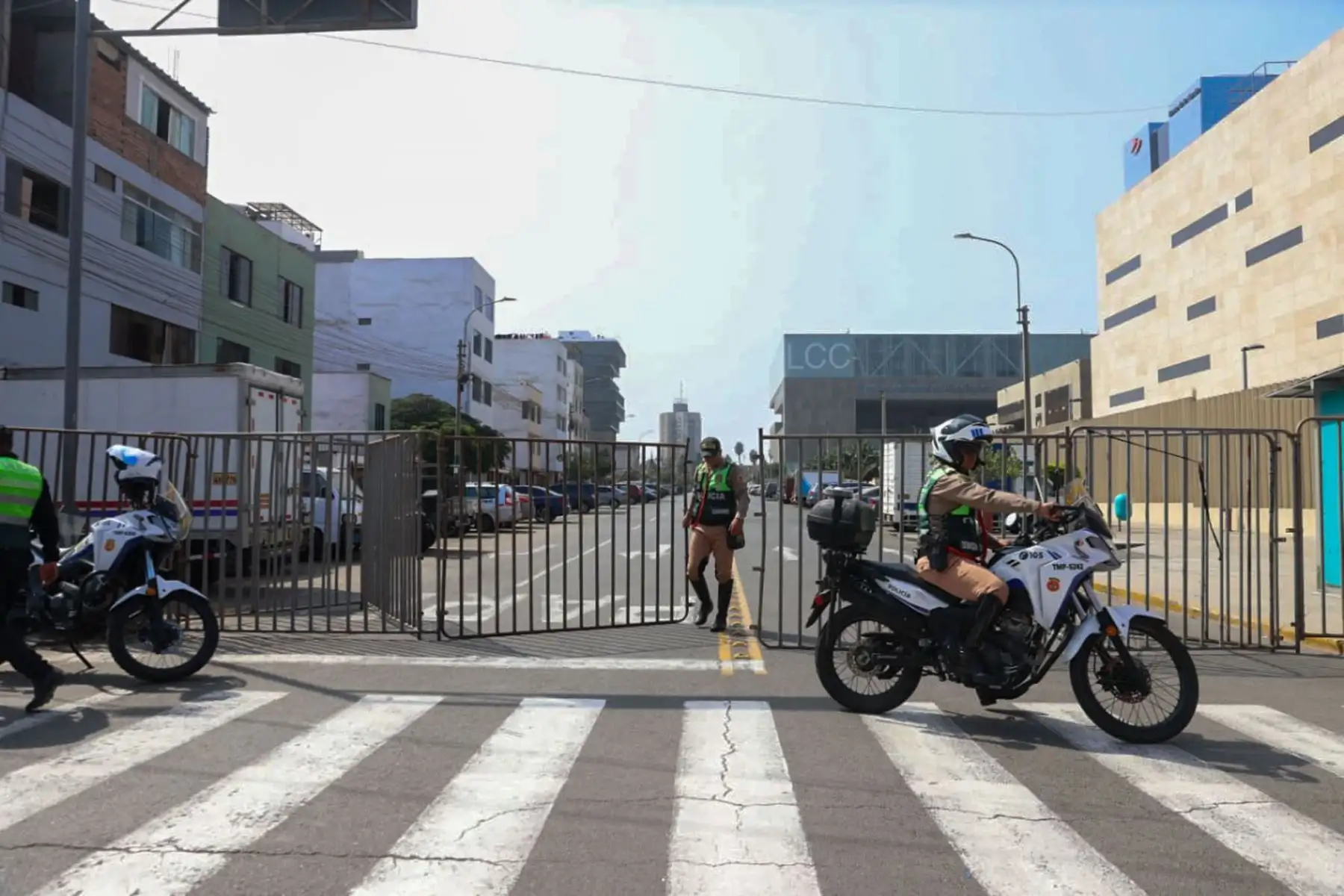El despliegue policial incluye patrullaje motorizado y control de accesos en las calles aledañas al recinto donde se realizará el debate presidencial. Foto: ANDINA/Melina Mejía.