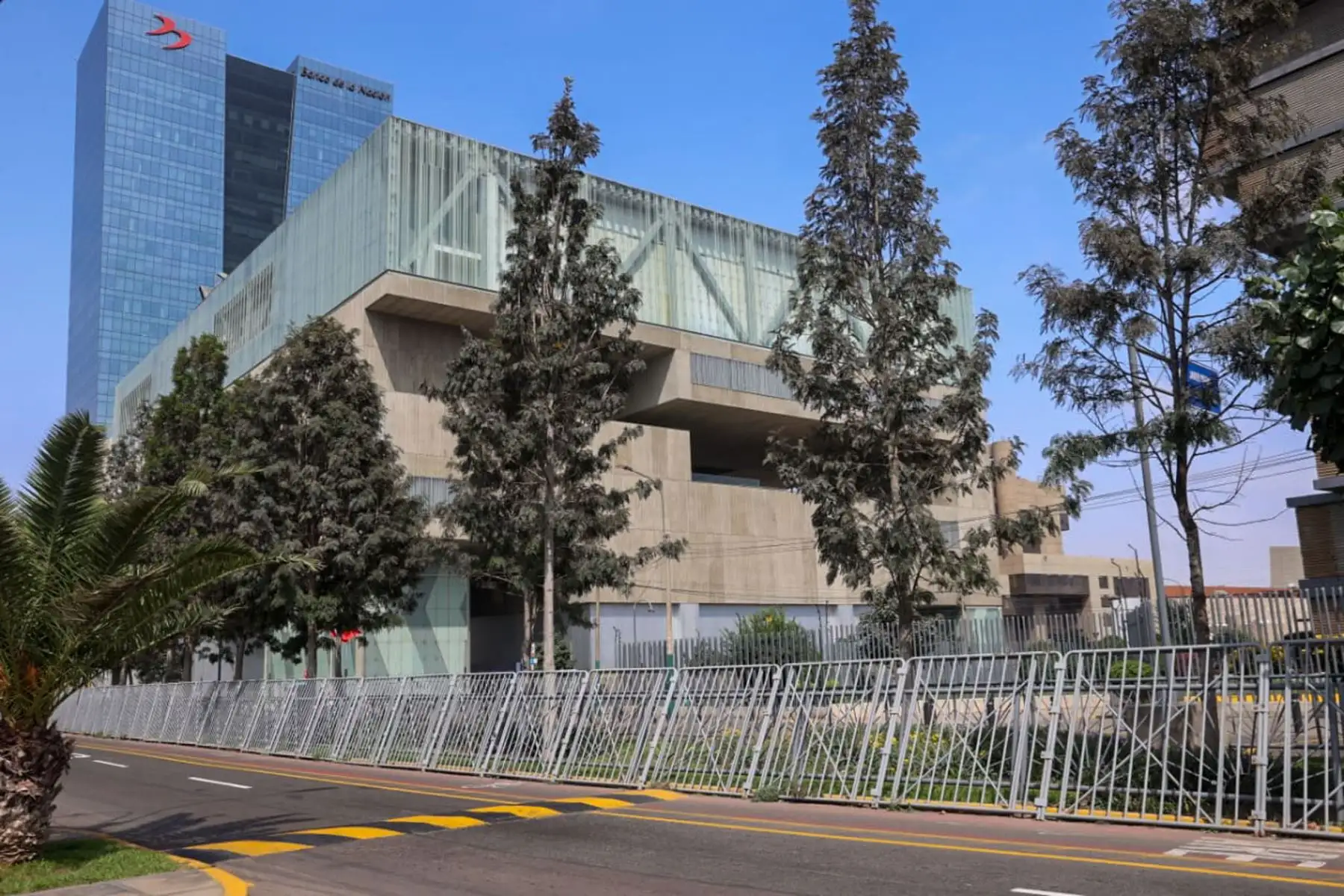 Vista exterior del Centro de Convenciones de Lima, sede elegida para el encuentro entre los candidatos presidenciales que disputan la segunda vuelta electoral. Foto: ANDINA/Melina Mejía.
