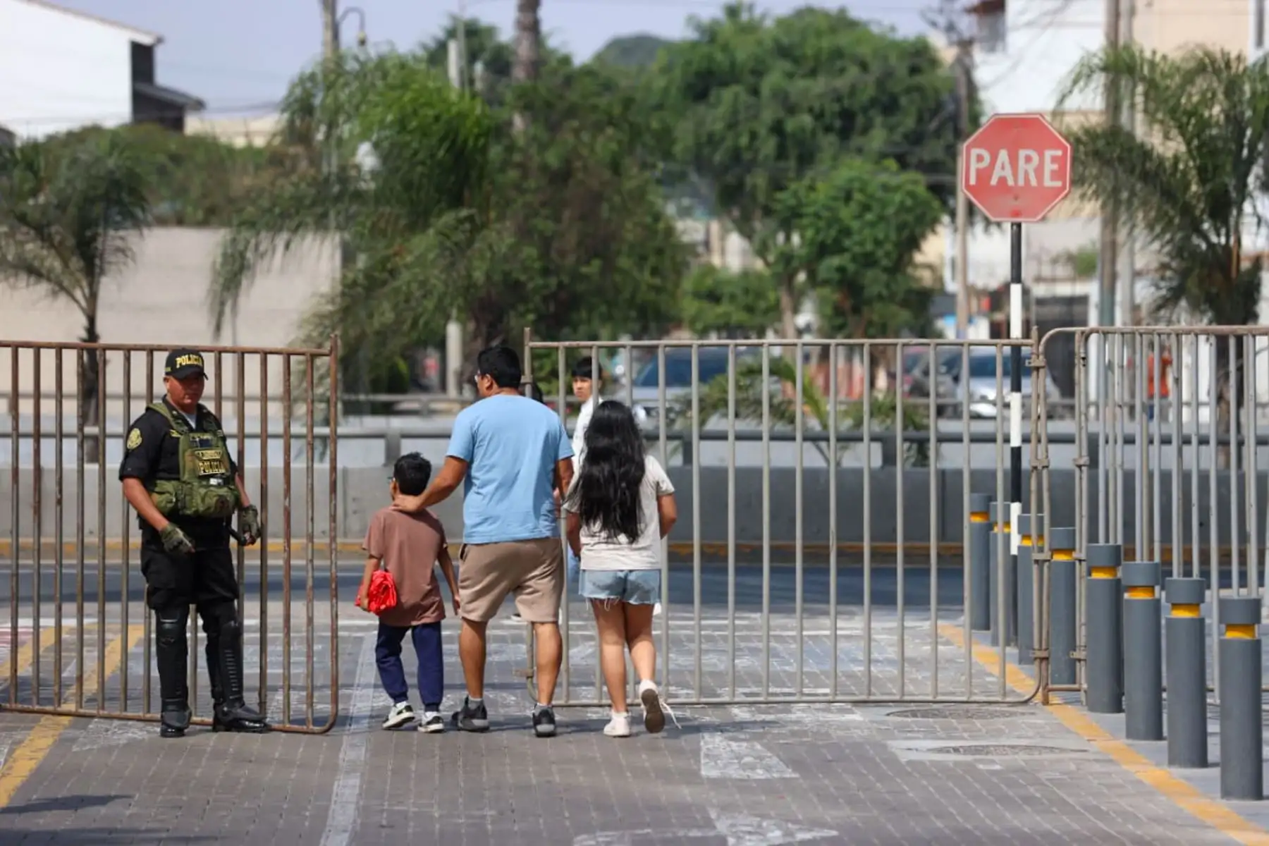Ciudadanos transitan por los alrededores del Centro de Convenciones de Lima mientras continúan las coordinaciones para garantizar el normal desarrollo de la jornada democrática. Foto: ANDINA/Melina Mejía.