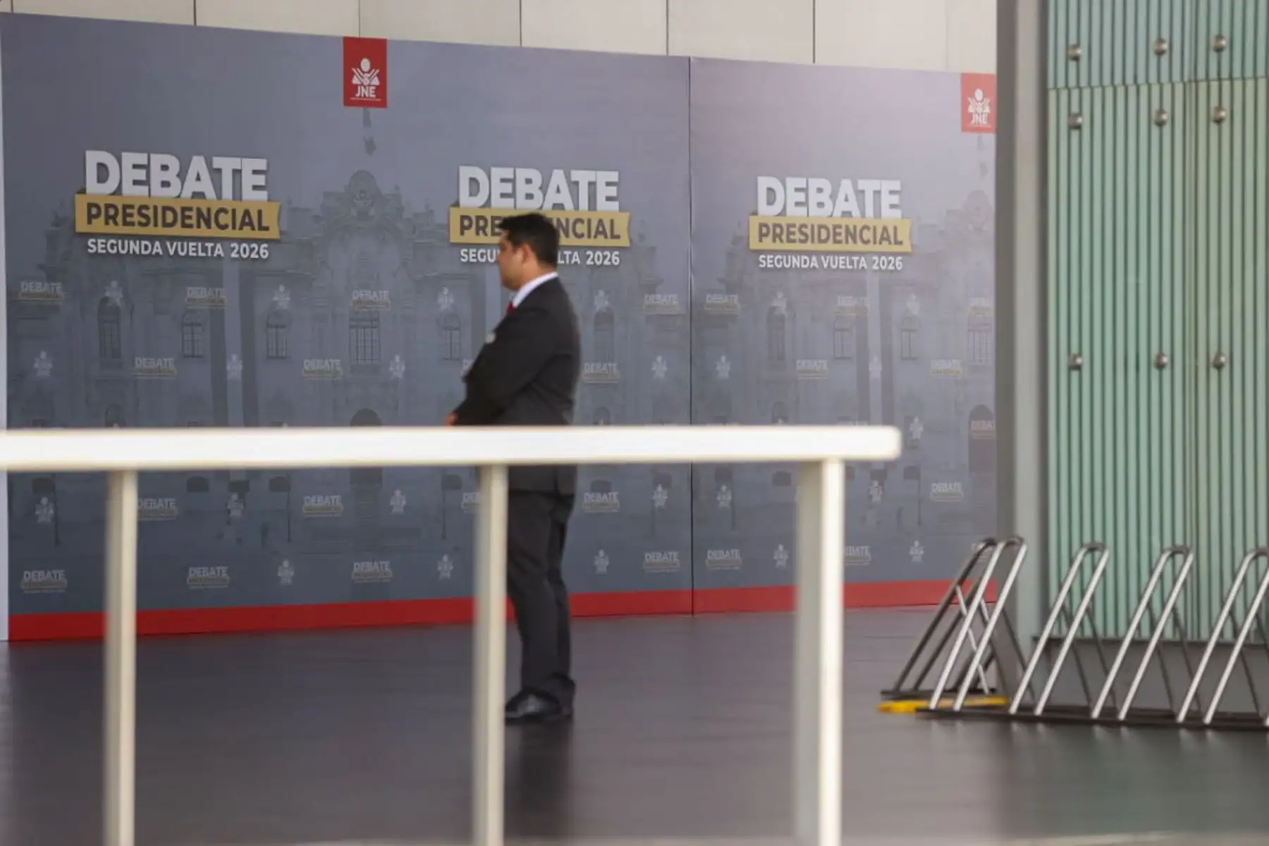 Las instalaciones del Centro de Convenciones de Lima permanecen cerradas al público mientras avanzan los preparativos logísticos para la realización del debate presidencial. Foto: ANDINA/Melina Mejía.