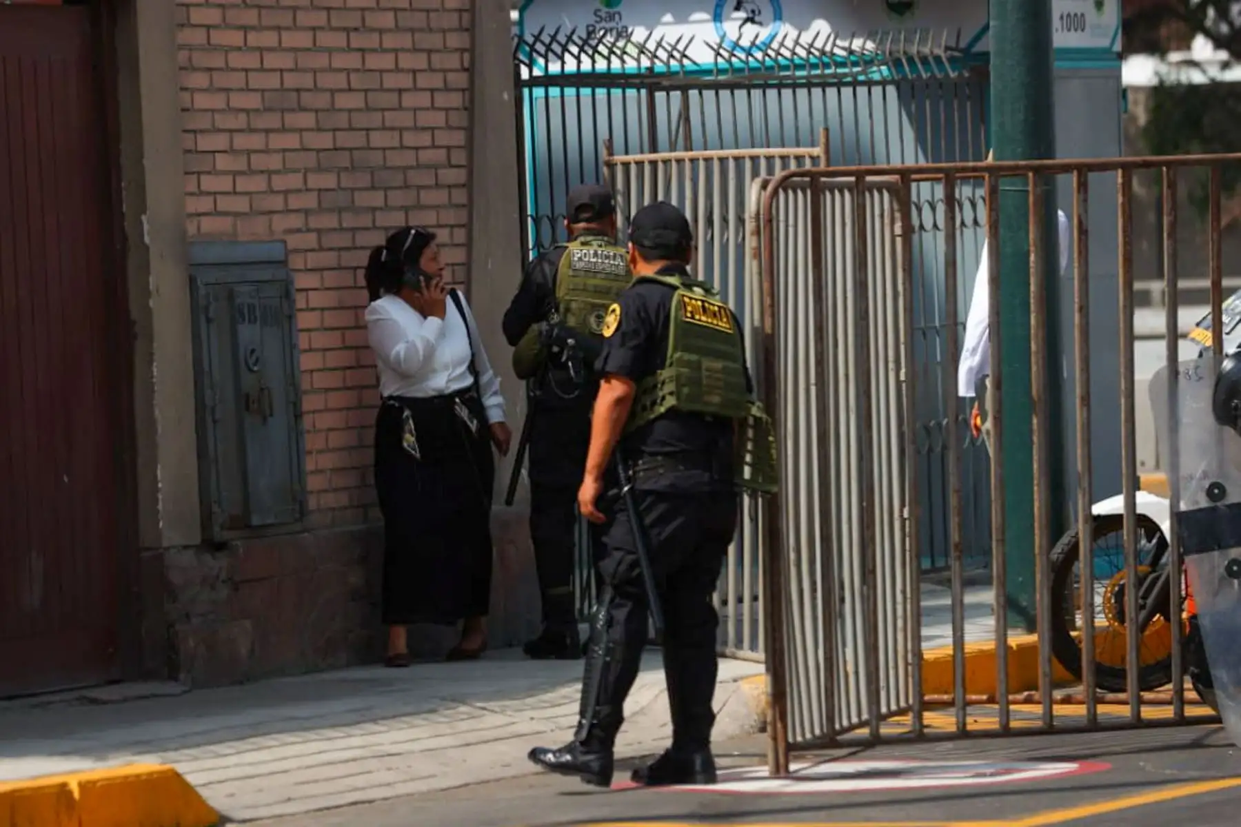 Personal de seguridad controla uno de los ingresos al Centro de Convenciones de Lima, donde esta noche se desarrollará el último debate presidencial antes de los comicios. Foto: ANDINA/Melina Mejía.