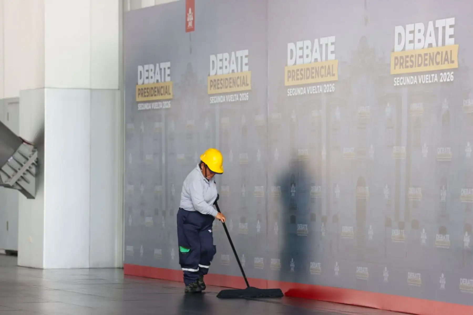 Personal de organización realiza los últimos trabajos de acondicionamiento en el Centro de Convenciones de Lima, en San Borja, previo al debate presidencial entre Keiko Fujimori y Roberto Sánchez, programado para esta noche. Foto: ANDINA/Melina Mejía.