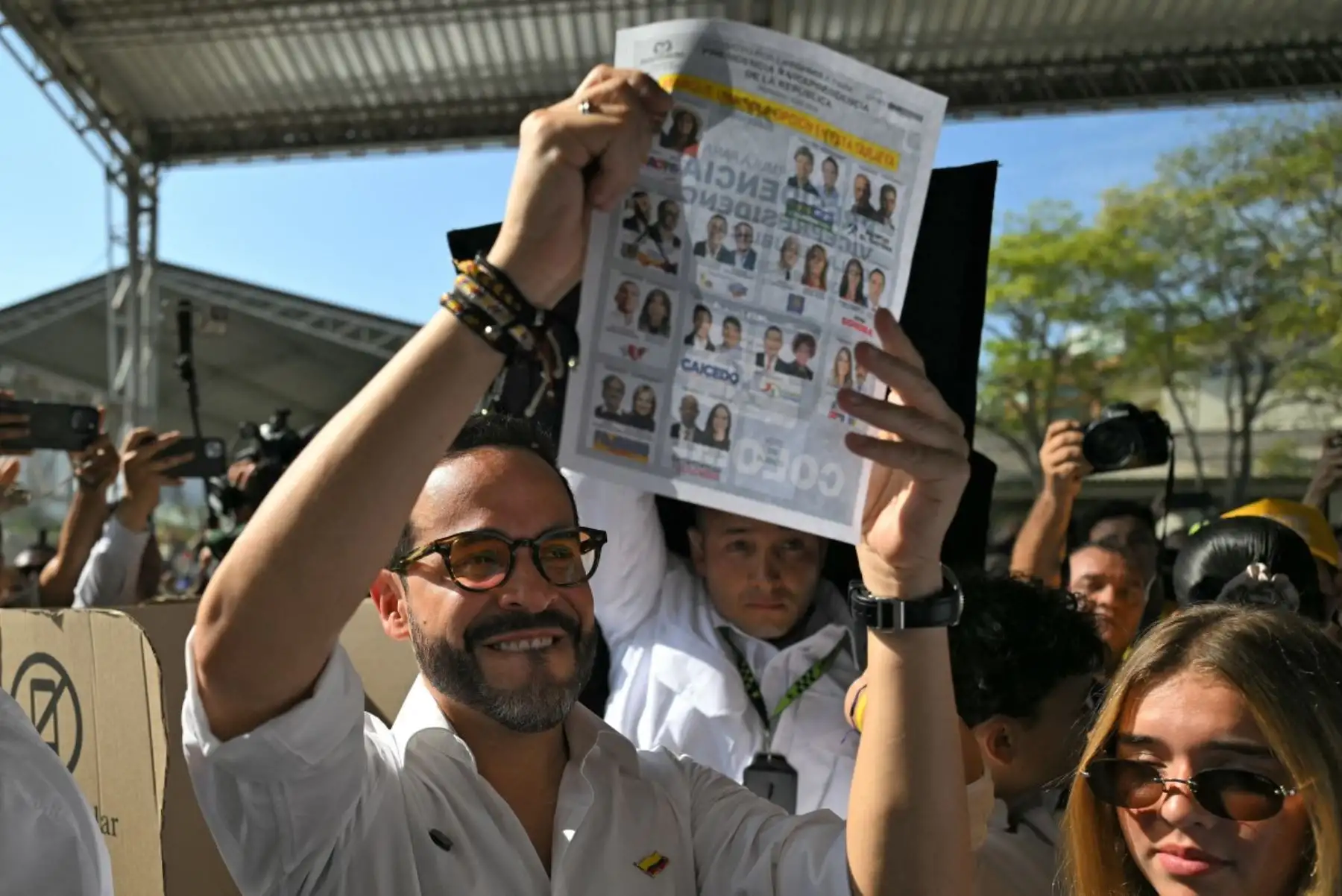 Votantes exhiben sus cédulas electorales luego de participar en las elecciones presidenciales, consideradas una de las jornadas políticas más importantes del año en Colombia. Fotos: AFP.
