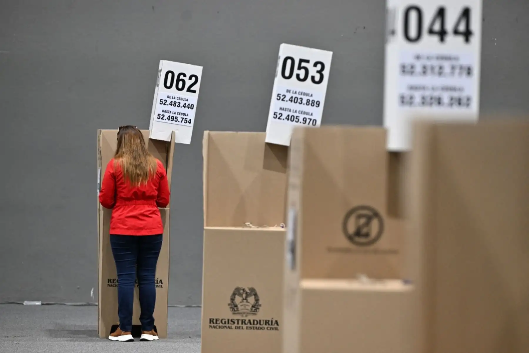 Las mesas de sufragio reciben a los votantes en una elección marcada por el debate sobre seguridad, economía y el rumbo político que seguirá Colombia en los próximos años. Fotos: AFP.