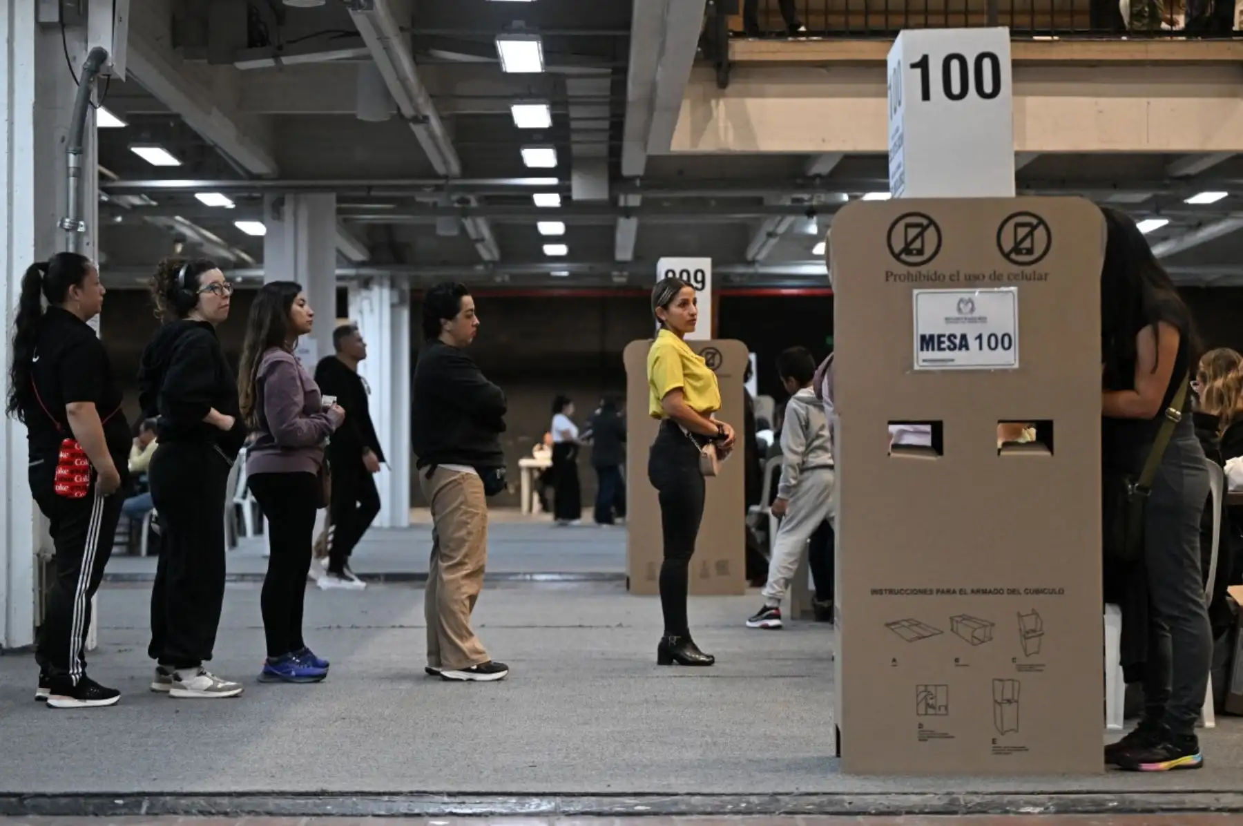 Los locales de votación funcionan con normalidad mientras las autoridades electorales supervisan el desarrollo de los comicios en distintas regiones del país. Fotos: AFP.
