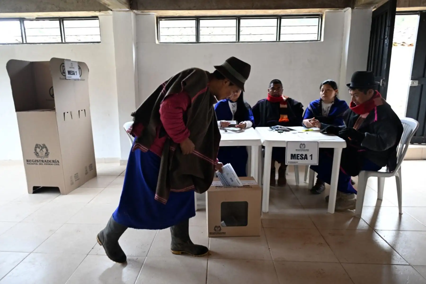 Los ciudadanos acuden a los centros de votación habilitados para participar en las elecciones presidenciales de Colombia, una jornada que definirá al sucesor del presidente Gustavo Petro. Fotos: AFP.