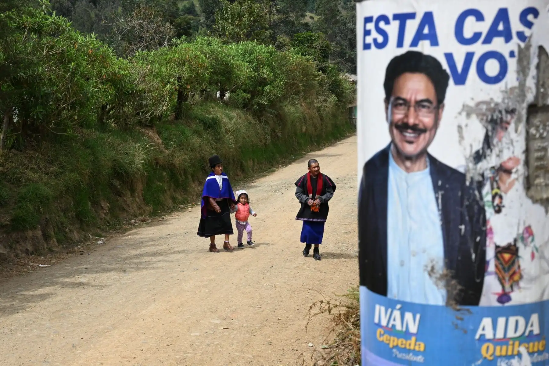 La propaganda electoral permanece visible en diversos puntos de Colombia durante una jornada en la que los ciudadanos deciden quién conducirá el país en el próximo periodo presidencial. Fotos: AFP.