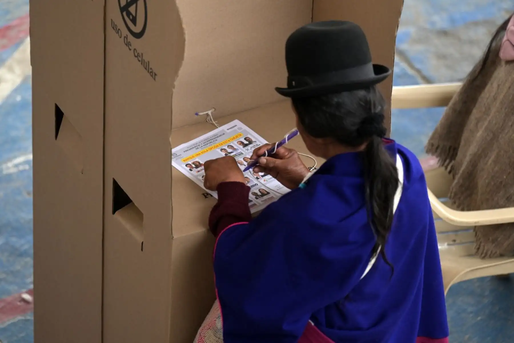 Una mujer deposita su voto durante los comicios presidenciales que se desarrollan este domingo en Colombia, con millones de electores convocados a las urnas en todo el país. Fotos: AFP.