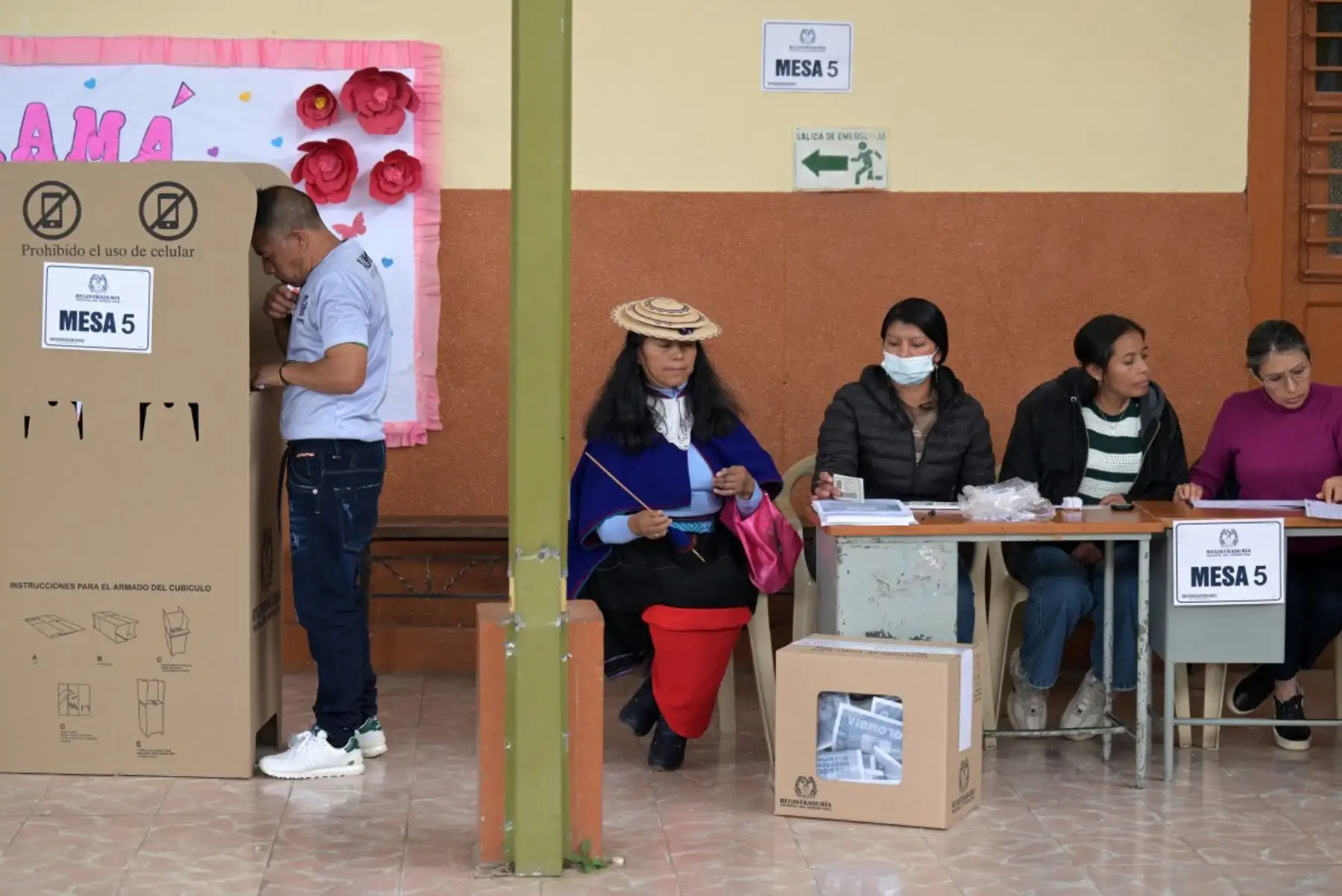 Los colombianos votan este domingo para elegir a su próximo presidente en una jornada marcada por la polarización política y la preocupación por la violencia que afecta a diversas regiones del país. Los comicios enfrentan al oficialista Iván Cepeda, que busca dar continuidad al proyecto político de Gustavo Petro, y a candidatos de derecha como Abelardo de la Espriella y Paloma Valencia. Fotos: AFP.