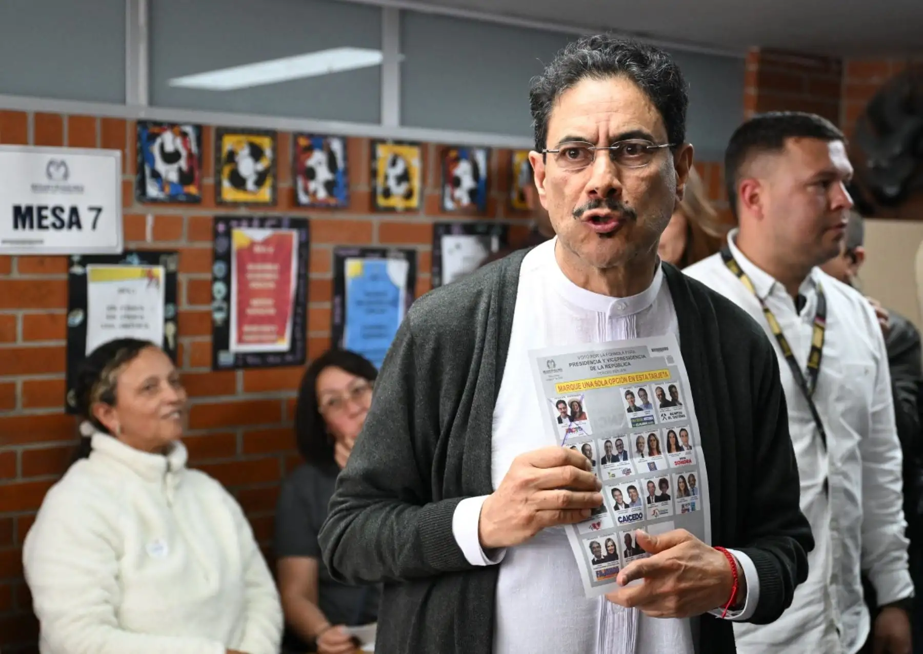 Un elector muestra su cédula de votación tras emitir su sufragio en una elección seguida de cerca por la comunidad internacional debido a su impacto político en la región. Fotos: AFP.