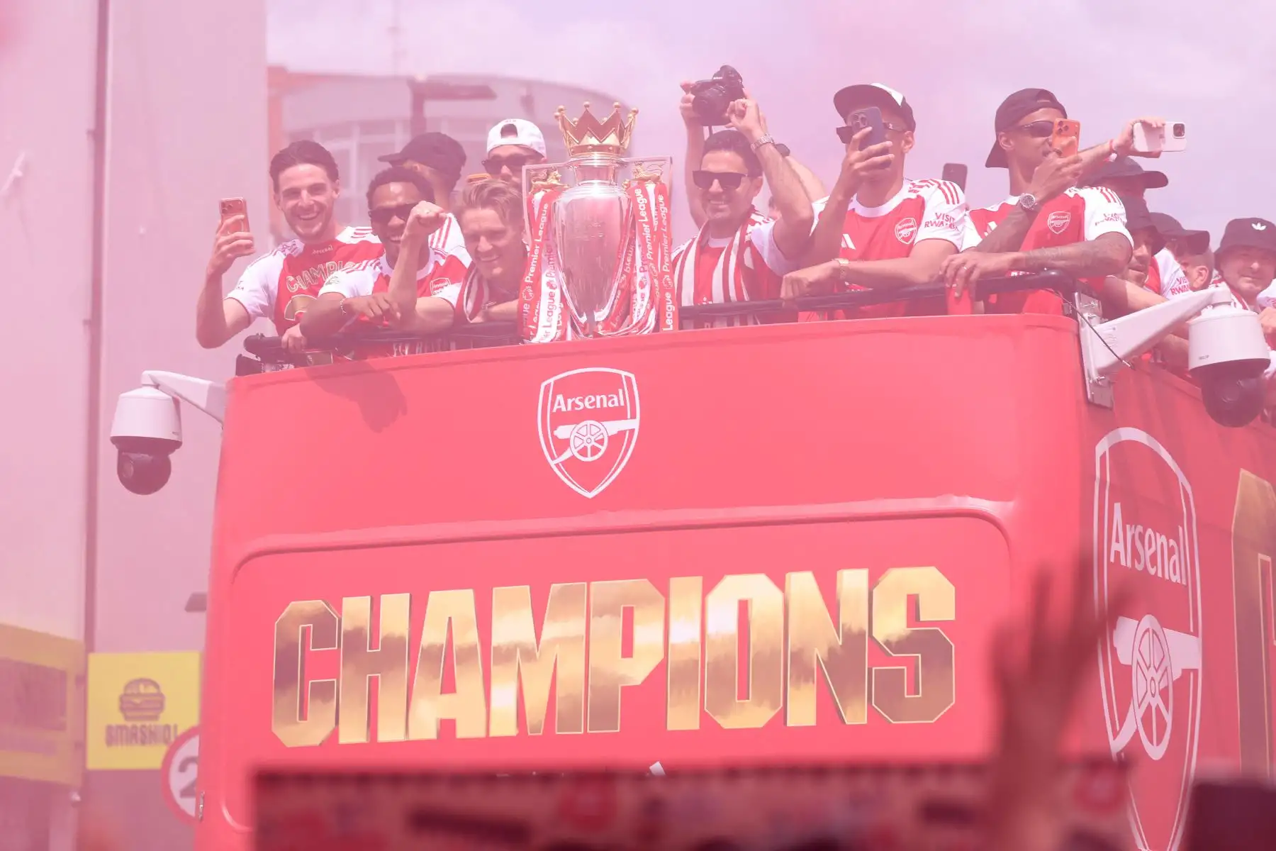 Arsenal olvida las penas europeas con la celebración por la Premier League
