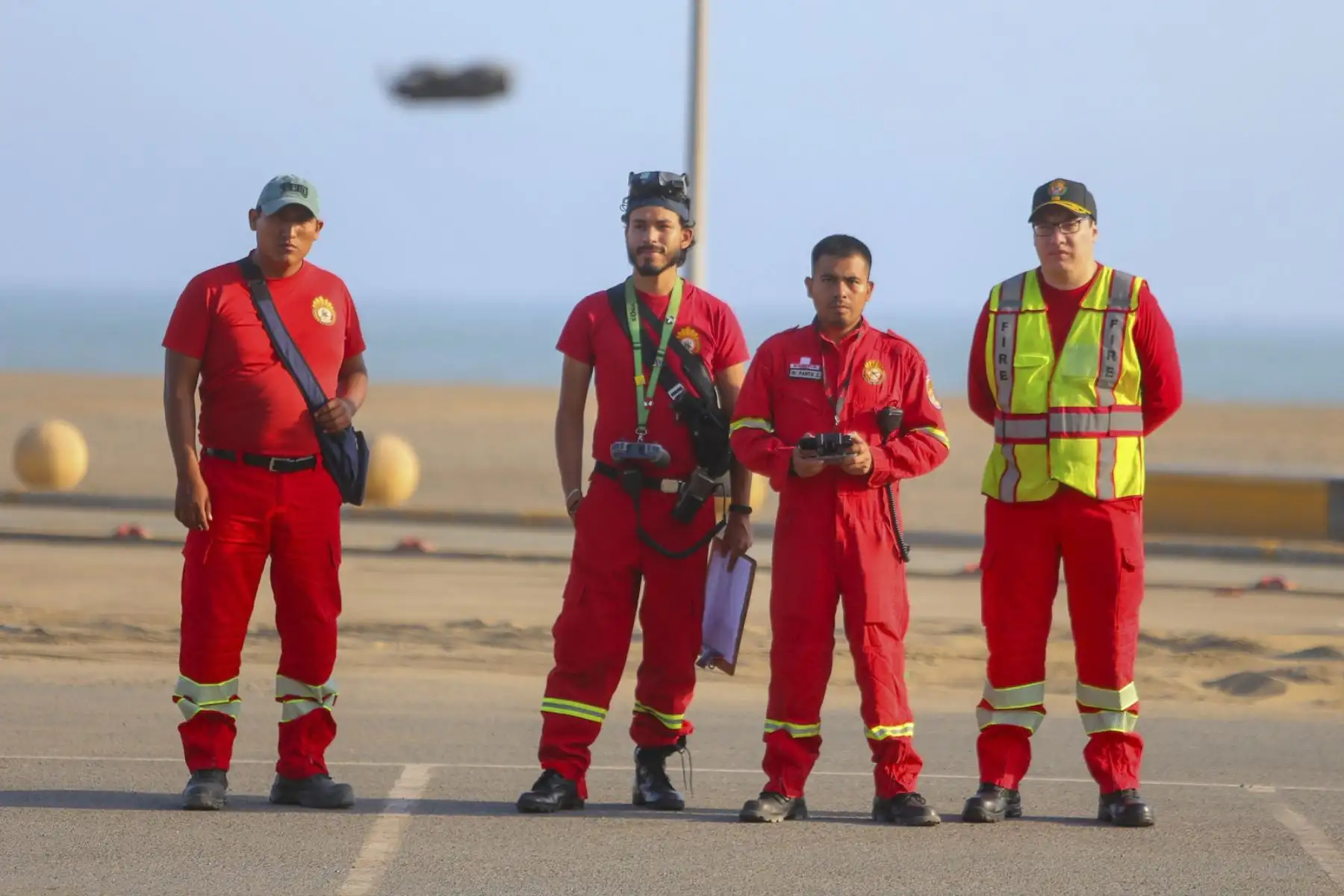Las sesiones teóricas brindaron a los bomberos fundamentos sobre normativa, procedimientos de seguridad y planificación de vuelos. Estos aspectos son esenciales para garantizar el uso responsable de los drones durante las intervenciones. Foto: Difusión