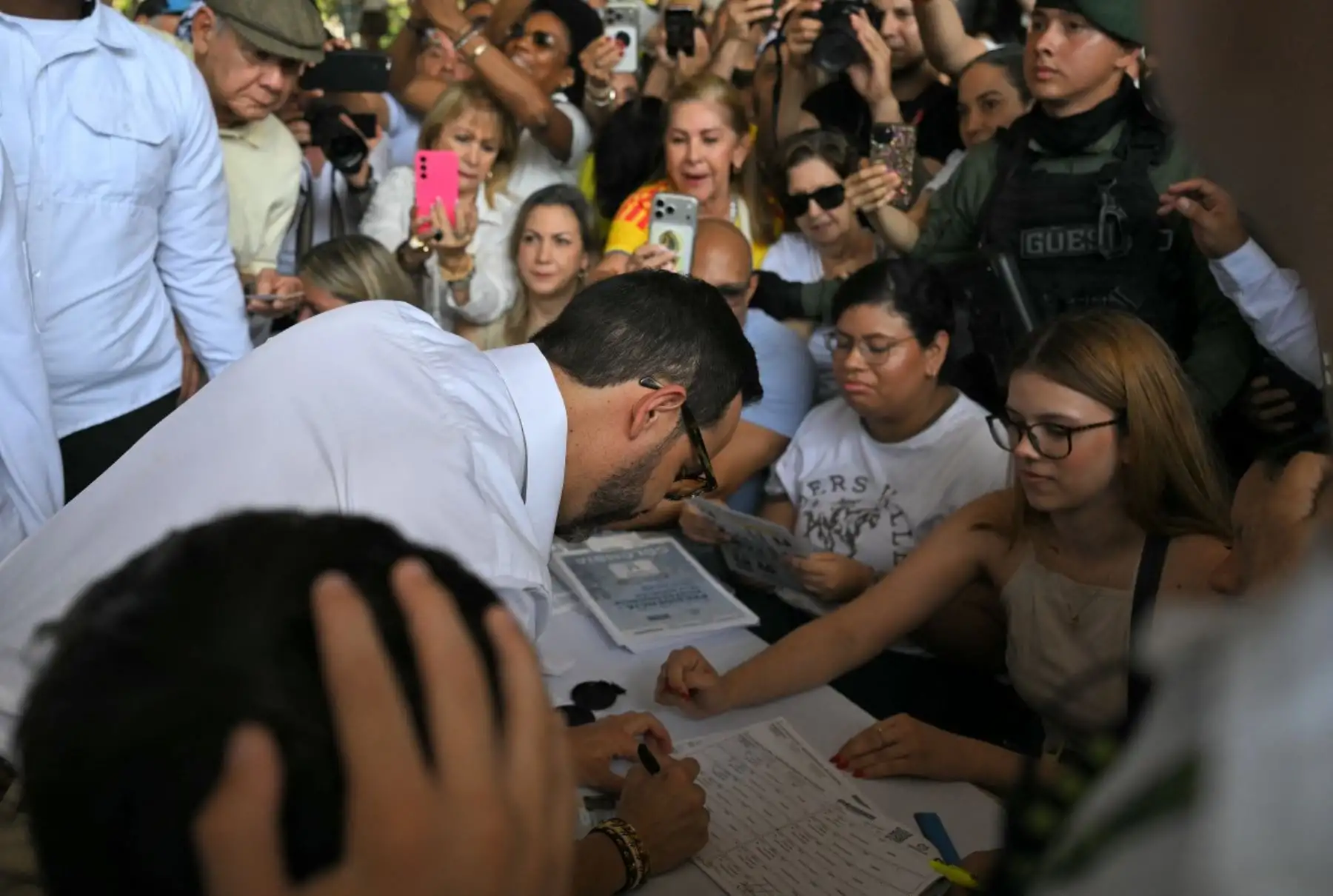 El candidato presidencial colombiano Abelardo de la Espriella, del movimiento Salvadores de la Patria, vota en un colegio electoral durante las elecciones presidenciales en Barranquilla, Colombia, el 31 de mayo de 2026. Foto: AFP