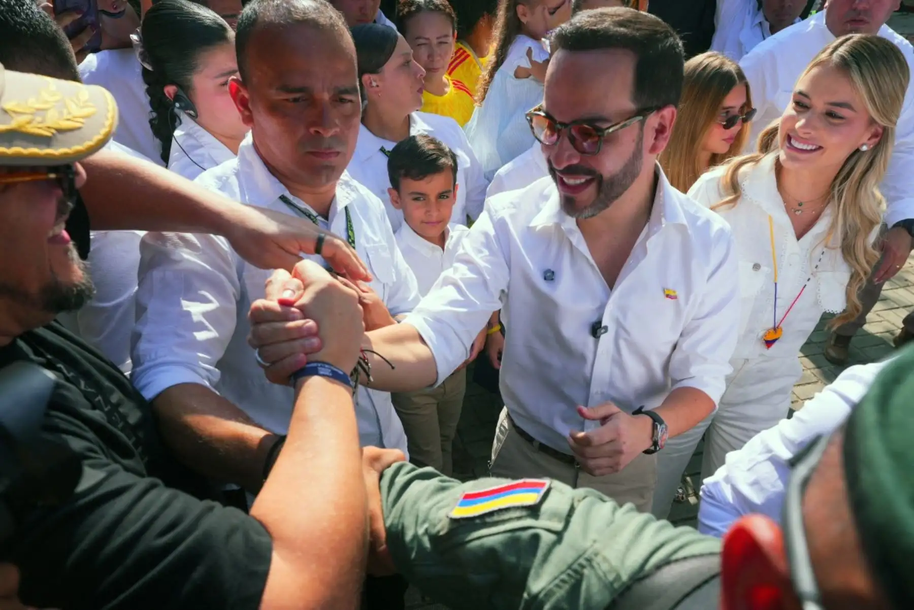 El candidato presidencial colombiano Abelardo de la Espriella, del movimiento Salvadores de la Patria, saluda a sus simpatizantes a su llegada a votar con su esposa Ana Lucía Pineda en un centro de votación durante las elecciones presidenciales en Barranquilla, Colombia, el 31 de mayo de 2026. Foto: AFP