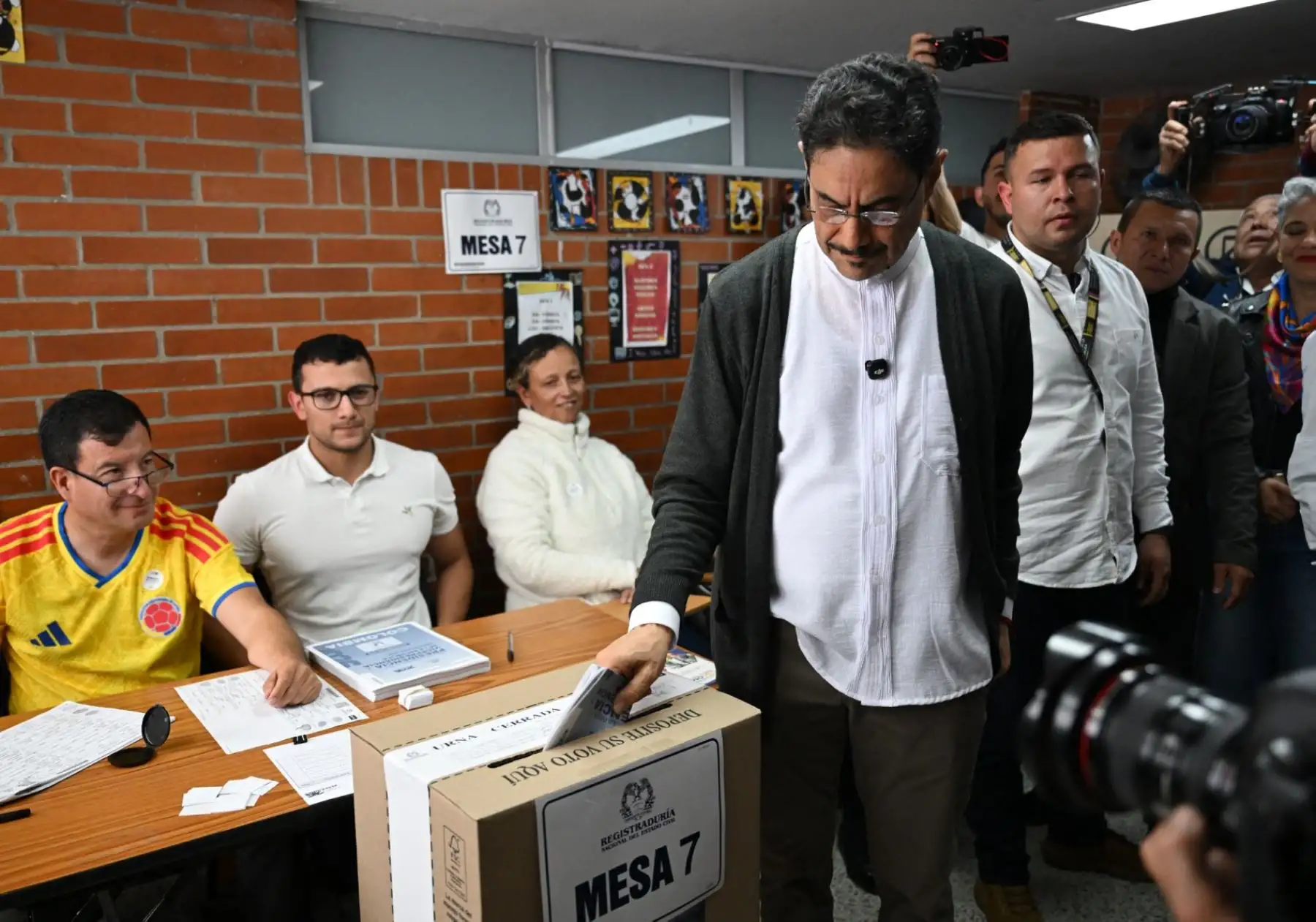 El candidato presidencial colombiano del partido gobernante Pacto Histórico, Iván Cepeda, emite su voto en un colegio electoral durante las elecciones presidenciales en Bogotá el 31 de mayo de 2026. Foto: AFP