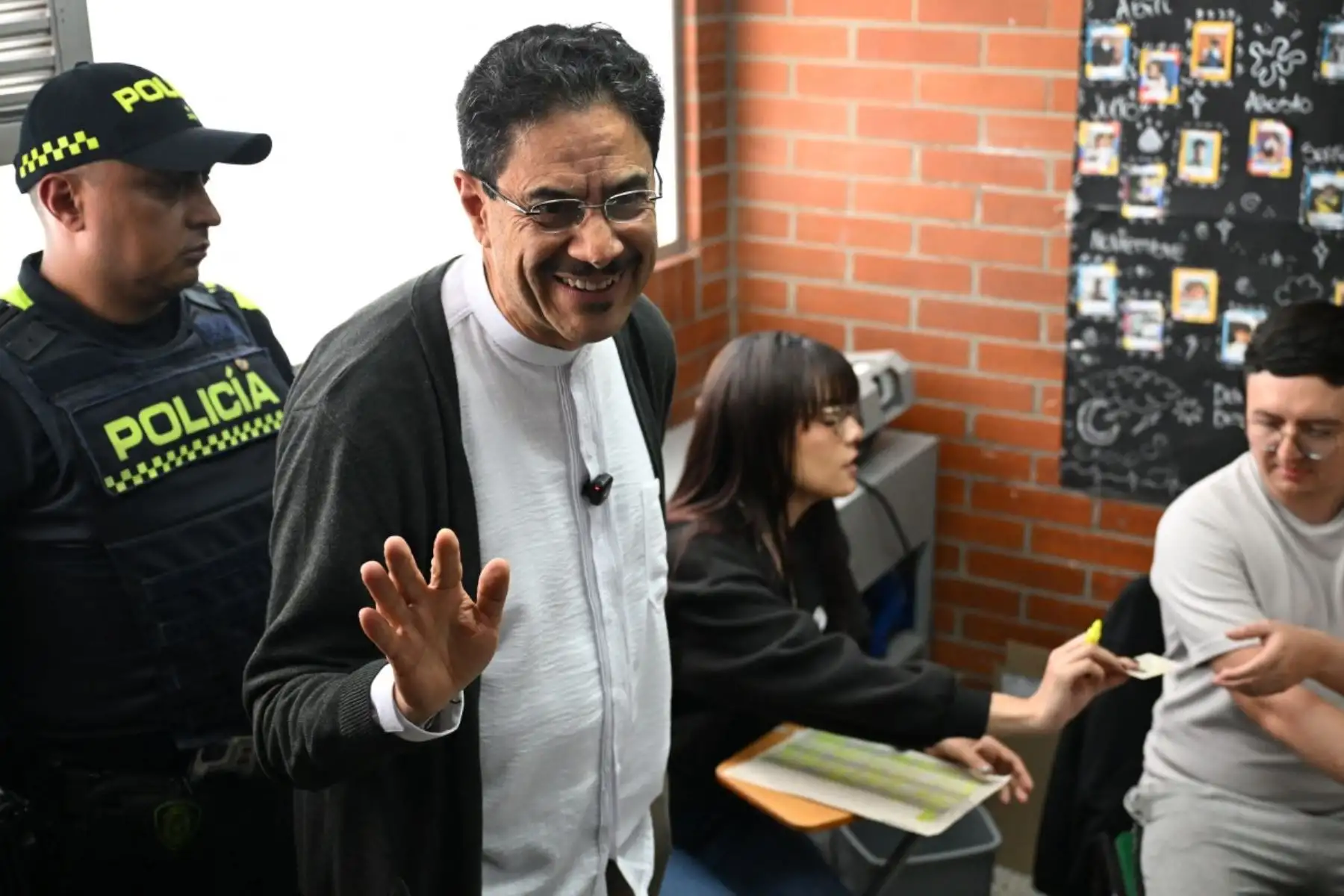 El candidato presidencial colombiano del partido gobernante Pacto Histórico, Iván Cepeda, llega a votar a un colegio electoral durante las elecciones presidenciales en Bogotá el 31 de mayo de 2026. Foto: AFP