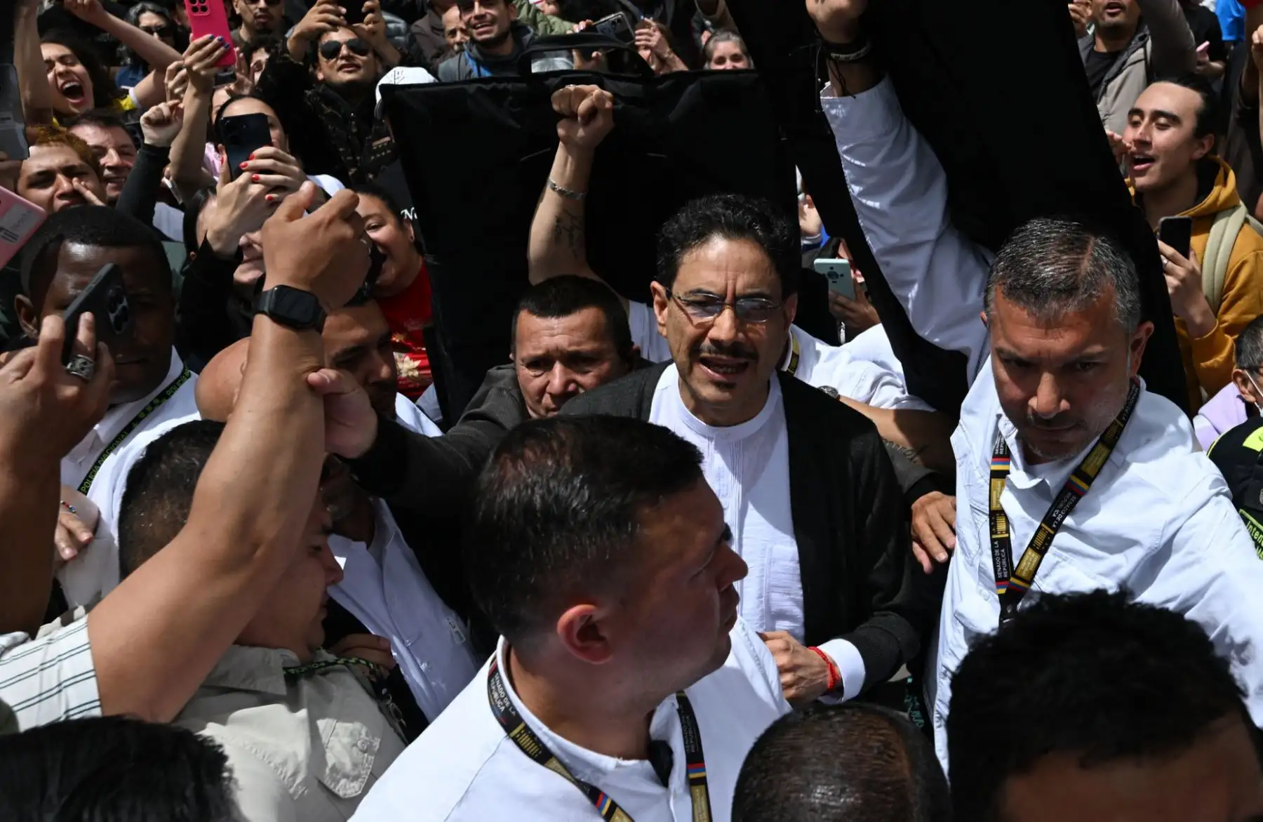 El candidato presidencial colombiano del partido gobernante Pacto Histórico, Iván Cepeda, llega a votar a un colegio electoral durante las elecciones presidenciales en Bogotá el 31 de mayo de 2026. Foto: AFP
