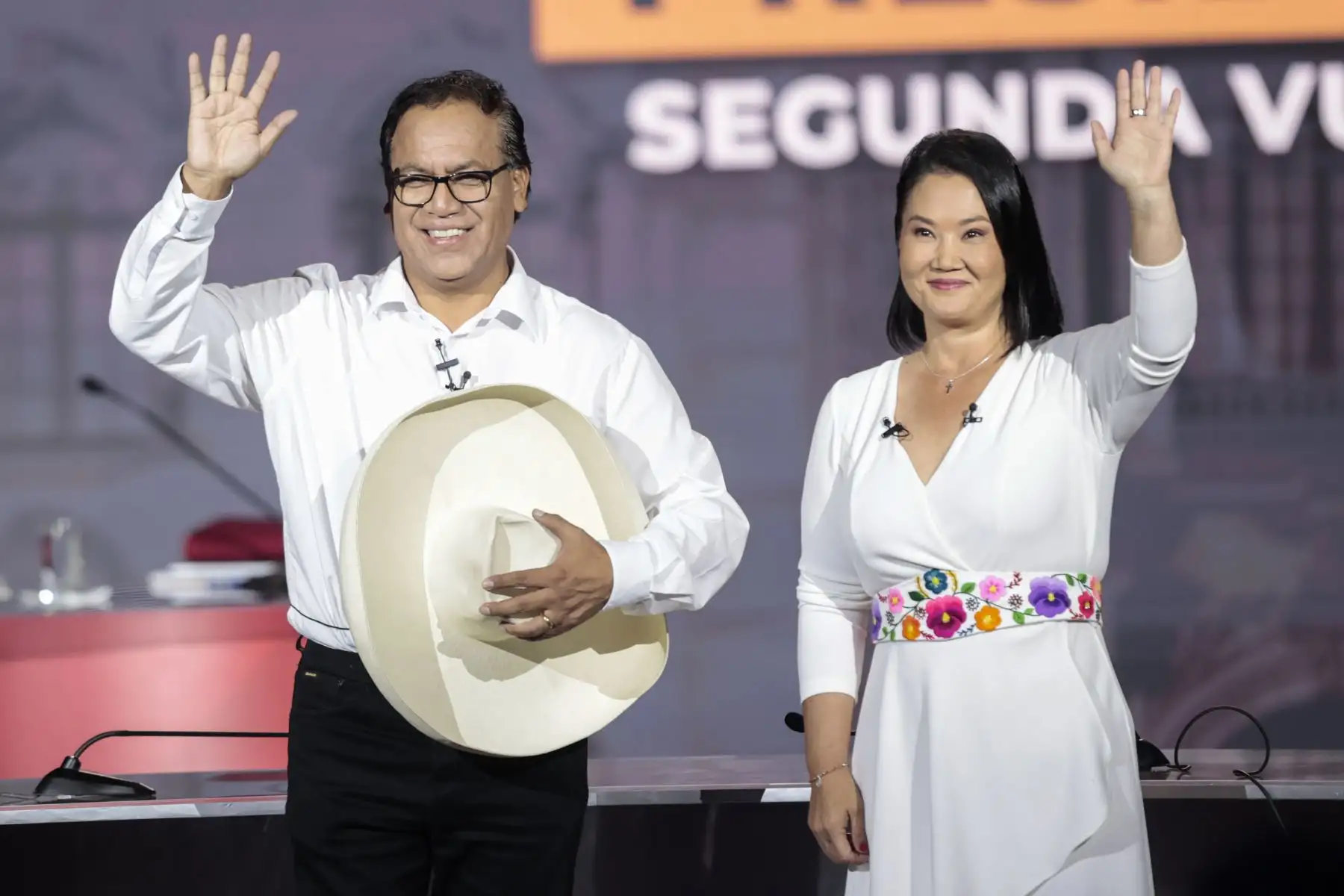 Los candidatos presidenciales Keiko Fujimori y Roberto Sánchez posan para la fotografía oficial durante el debate organizado por el Jurado Nacional de Elecciones (JNE) previo a la segunda vuelta electoral. Foto: ANDINA/Vidal Tarqui Palomino