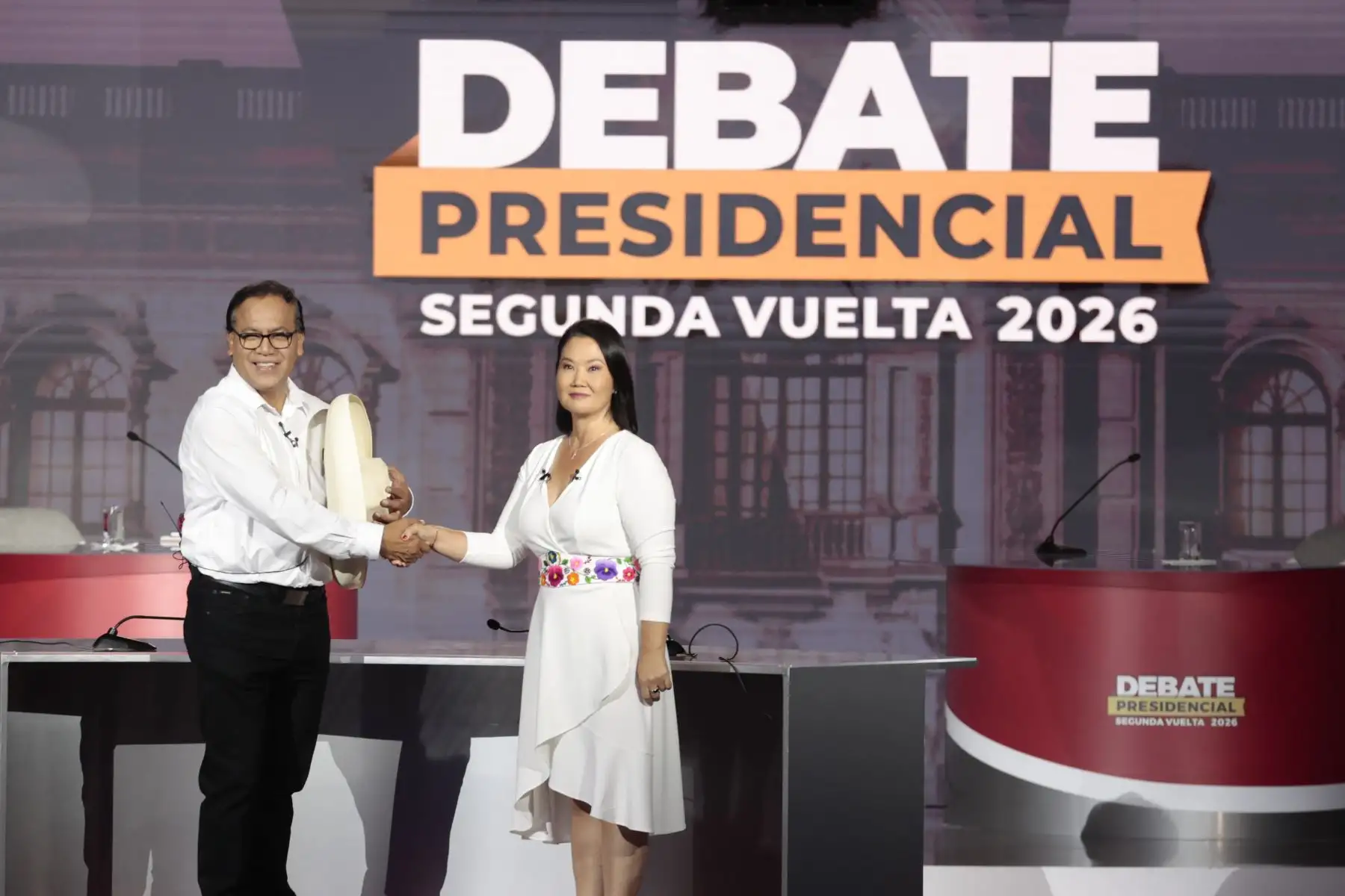 Los candidatos presidenciales Keiko Fujimori y Roberto Sánchez se saludan durante el debate organizado por el Jurado Nacional de Elecciones (JNE) previo a la segunda vuelta electoral. Foto: ANDINA/Vidal Tarqui Palomino