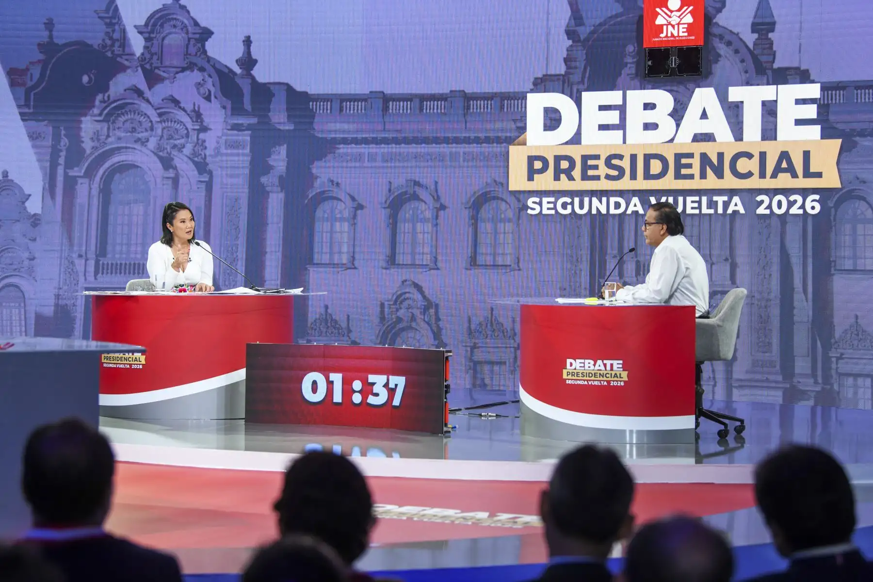 Los candidatos presidenciales Keiko Fujimori y Roberto Sánchez, exponen sus propuestas de gobierno durante el debate de la segunda vuelta electoral, de cara a los comicios que definirán al próximo presidente del país. Foto: JNE