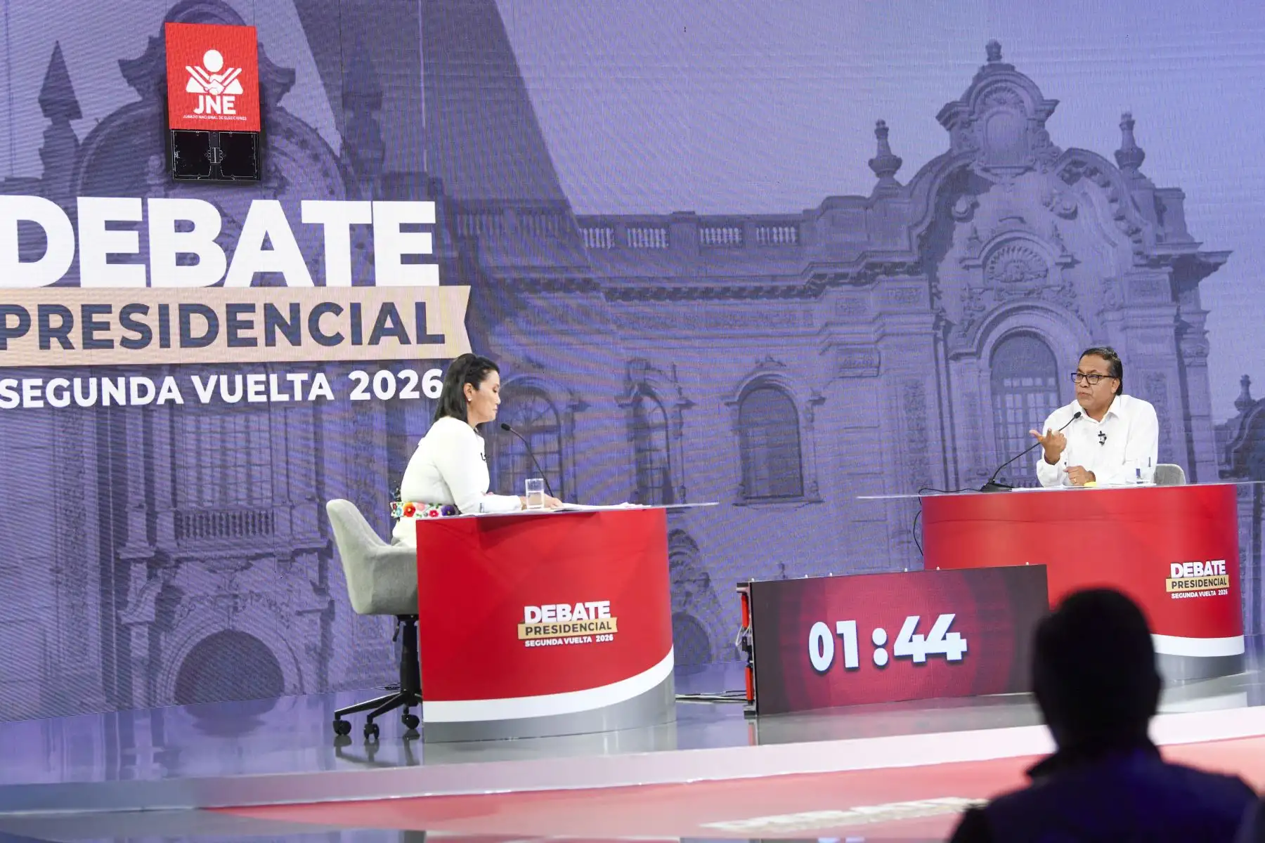 Los candidatos presidenciales Keiko Fujimori y Roberto Sánchez, exponen sus propuestas de gobierno durante el debate de la segunda vuelta electoral, de cara a los comicios que definirán al próximo presidente del país. Foto: JNE