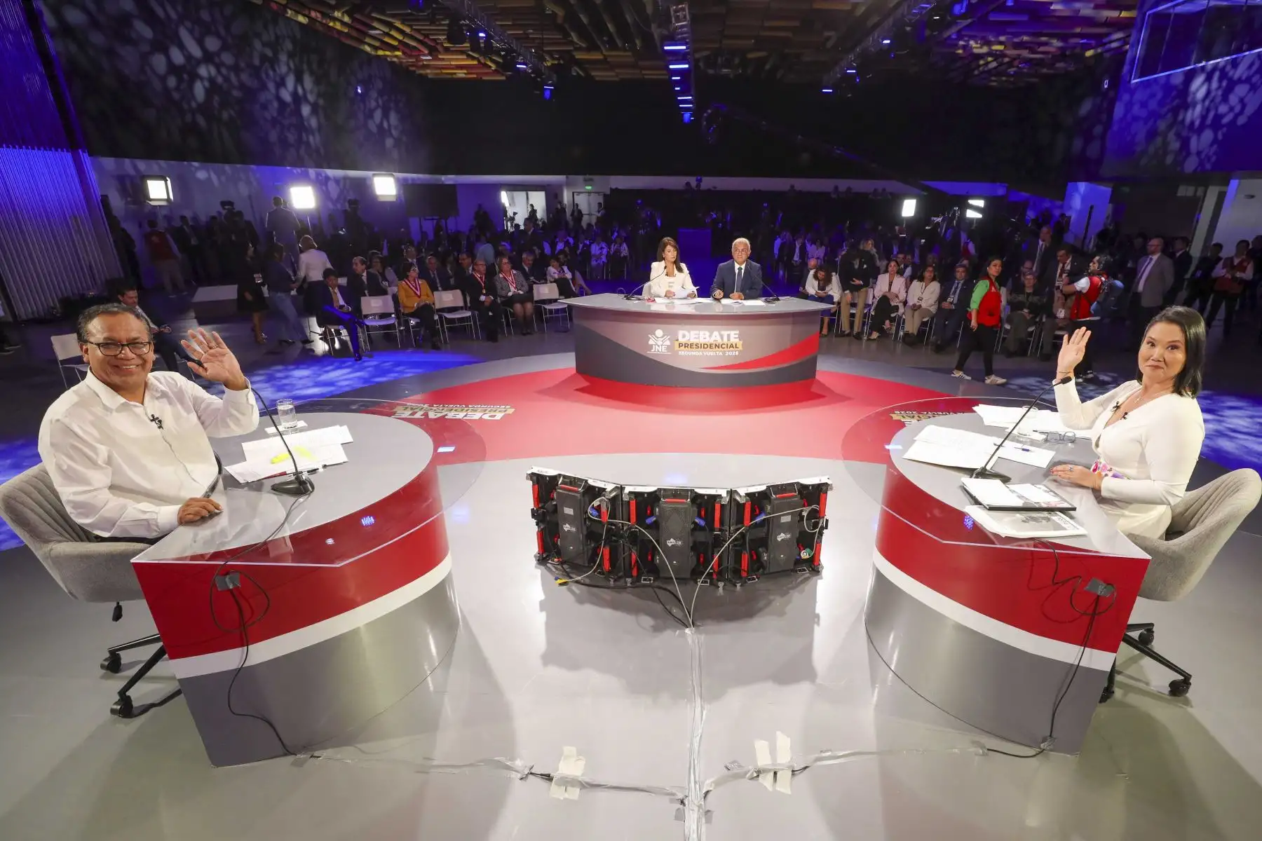 Los candidatos presidenciales Keiko Fujimori y Roberto Sánchez posan para la fotografía oficial durante el debate organizado por el Jurado Nacional de Elecciones (JNE) previo a la segunda vuelta electoral. Foto: JNE
