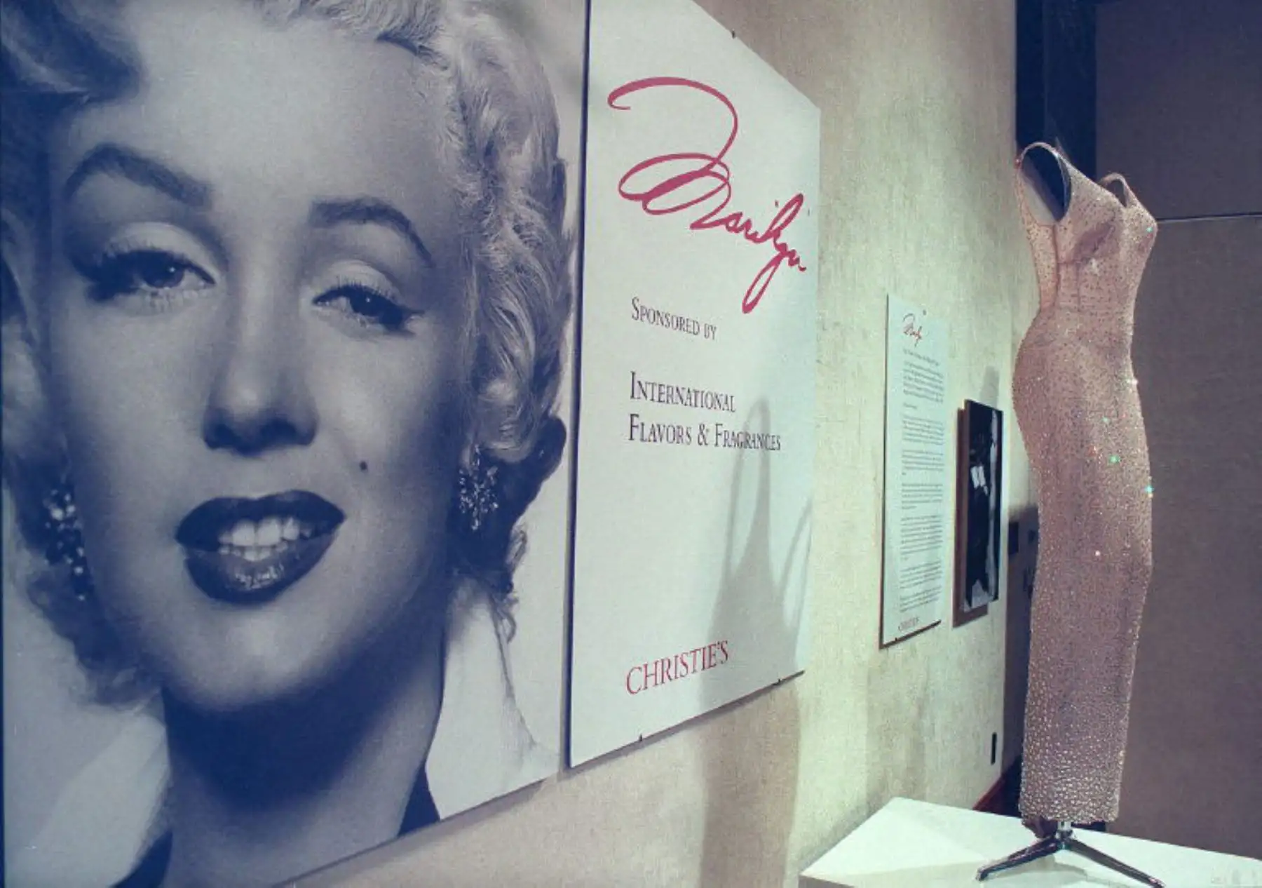 El famoso vestido de Marilyn Monroe con el que cantó "Feliz cumpleaños, Sr. Presidente" se exhibe el 19 de agosto de 1999 en la casa de subastas Christie