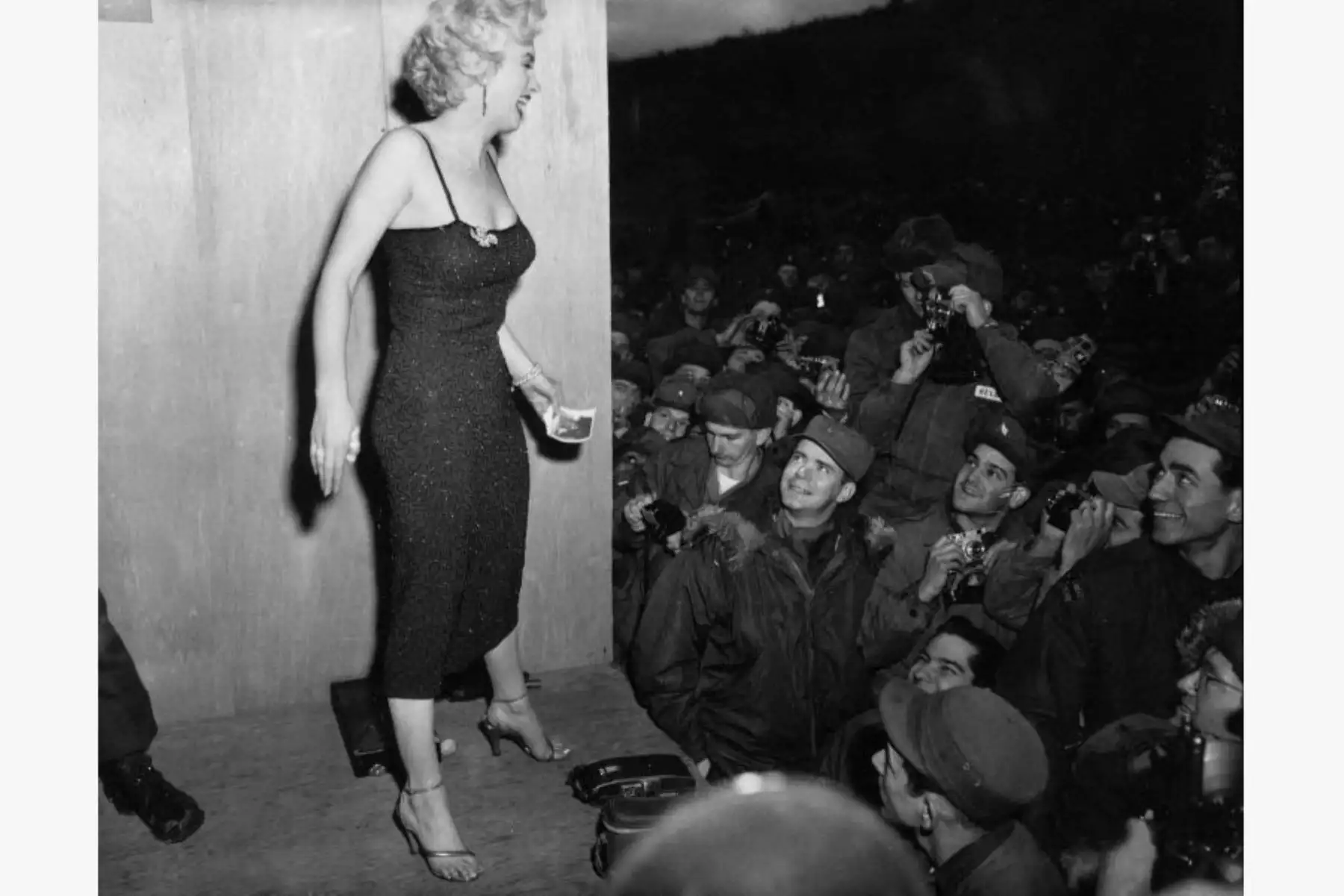 En febrero de 1954, en pleno apogeo de su carrera y durante su luna de miel con Joe DiMaggio, Marilyn Monroe hizo una pausa para viajar a Corea. Allí realizó una famosa gira de 4 días titulada Anything Goes para animar a más de 100,000 soldados estadounidenses desplegados. Foto: AFP