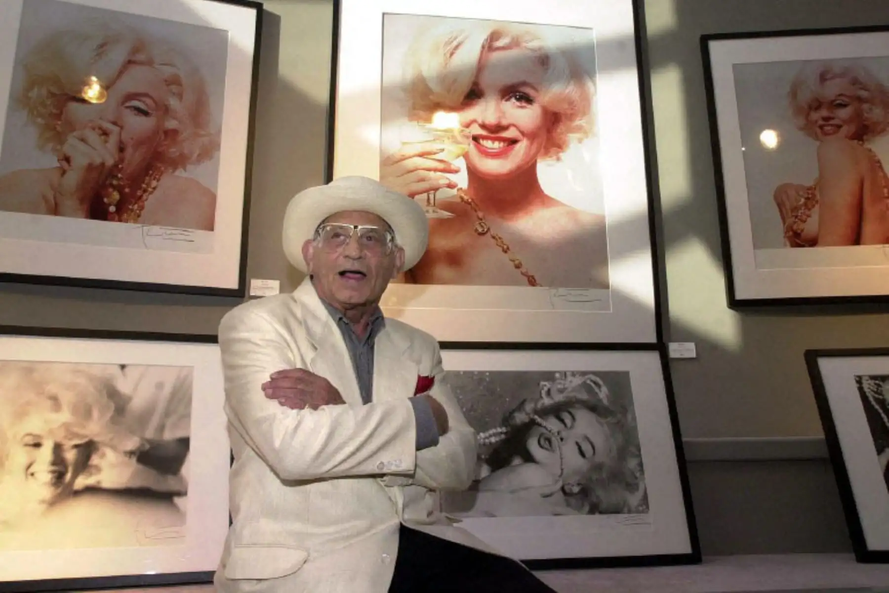 El coleccionista de arte estadounidense Edward Weston posa frente a fotografías de Marilyn Monroe tomadas por George Barris, que se exhiben al público por primera vez en Beverly Hill. Foto: AFP