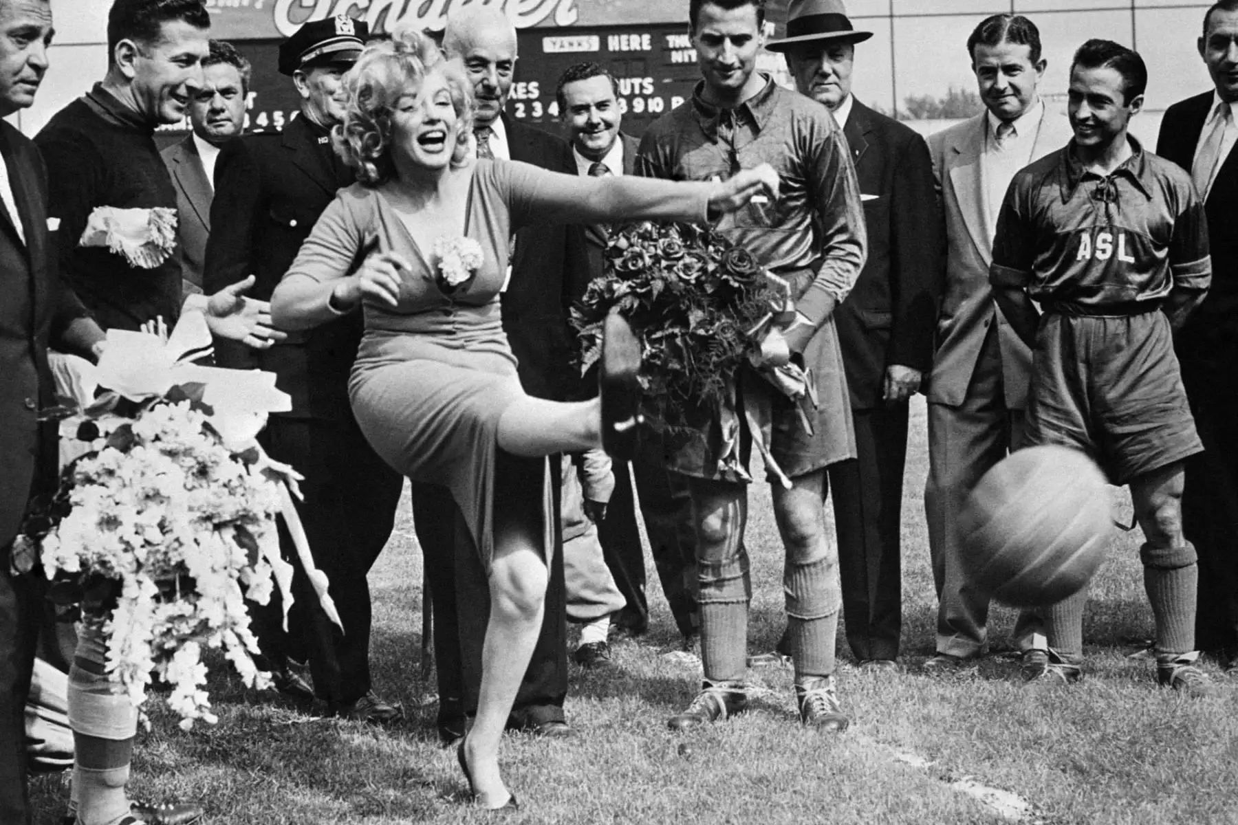 La actriz estadounidense Marilyn Monroe patea el balón de fútbol durante el partido entre el club israelí Hapoel y el equipo All-Stars de Estados Unidos el 16 de mayo de 1957 en el estadio Ebbets Field en Brooklyn, Nueva York. Foto: AFP