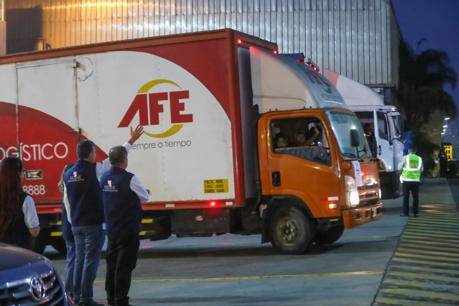 Con la salida de seis unidades desde Lurín, la ONPE completó el despliegue de material electoral hacia las ODPE del interior del país. El operativo, dirigido por el jefe interino Bernardo Pachas Serrano, garantiza el abastecimiento oportuno para la segunda vuelta electoral del 7 de junio y cuenta con resguardo policial en toda la ruta. Foto: ANDINA/Ricardo Cuba