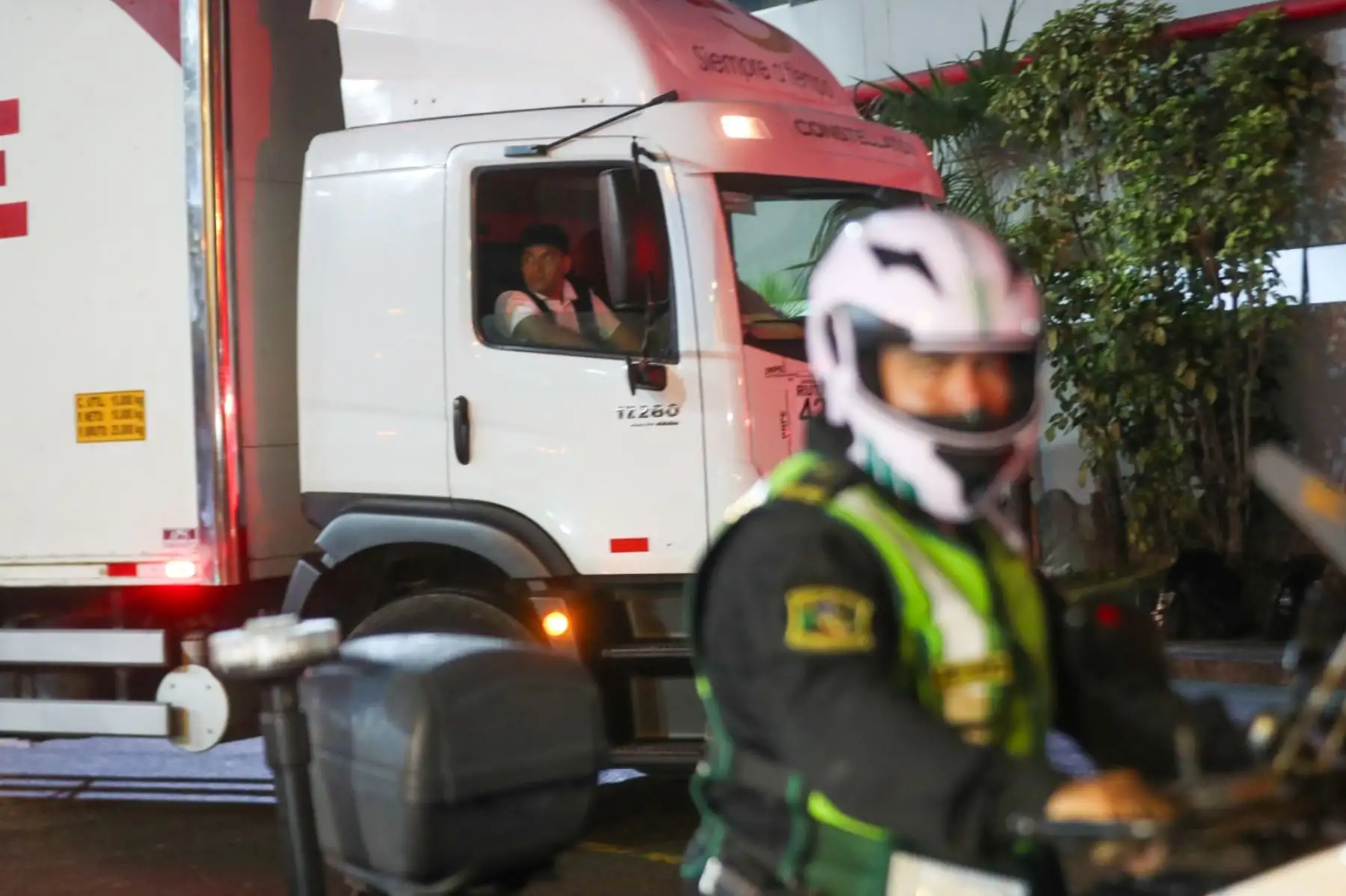 Con la salida de seis unidades desde Lurín, la ONPE completó el despliegue de material electoral hacia las ODPE del interior del país. El operativo, dirigido por el jefe interino Bernardo Pachas Serrano, garantiza el abastecimiento oportuno para la segunda vuelta electoral del 7 de junio y cuenta con resguardo policial en toda la ruta. Foto: ANDINA/Ricardo Cuba