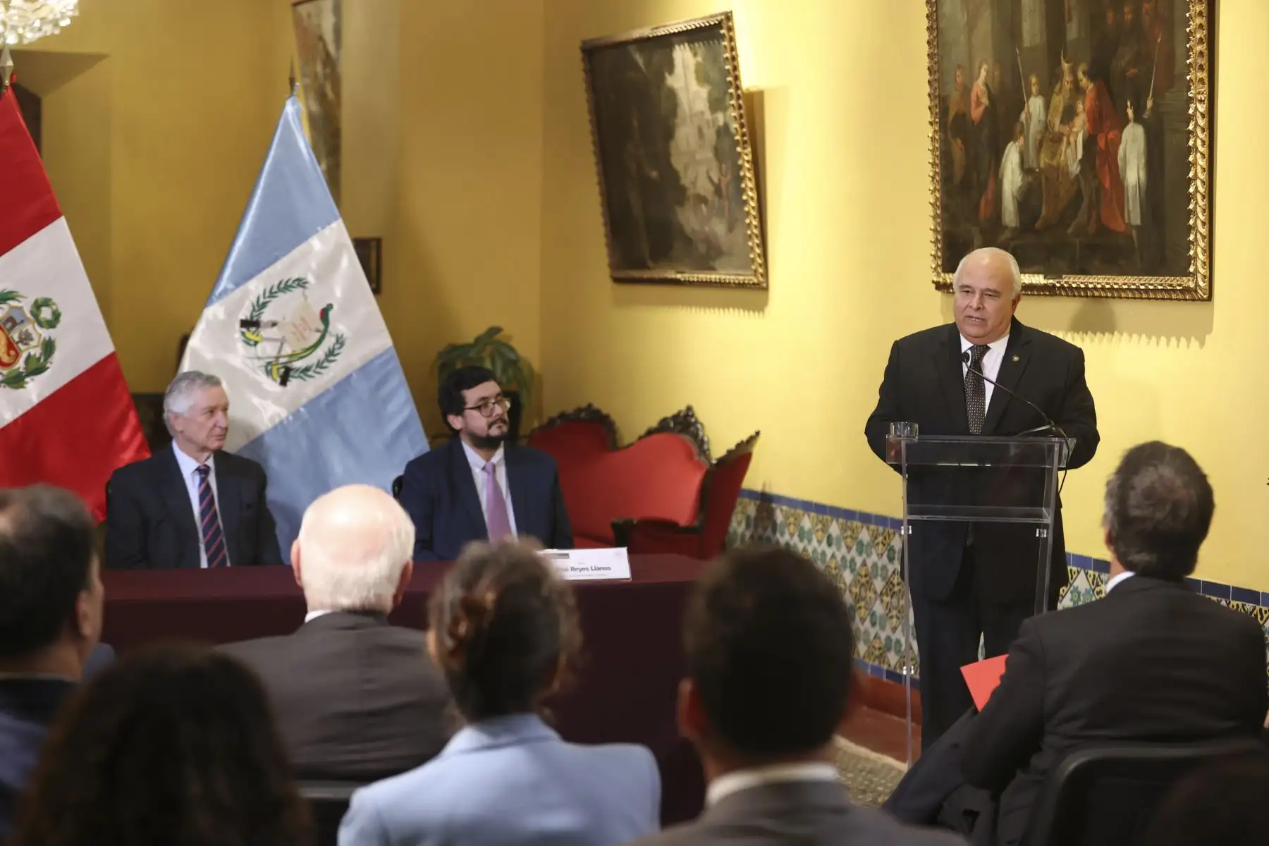 La Cancillería presentó la nota de ratificación que oficializa la entrada en vigor del Tratado de Libre Comercio (TLC) entre Perú y Guatemala, en una ceremonia encabezada por el ministro de Relaciones Exteriores, Carlos Pareja, el embajador de Guatemala en el Perú, Herbert Meneses y el ministro de Comercio Exterior y Turismo, José Fernando Reyes. El acuerdo busca fortalecer el intercambio comercial y los lazos económicos entre ambos países. Foto: ANDINA/Jhonel Rodríguez Robles