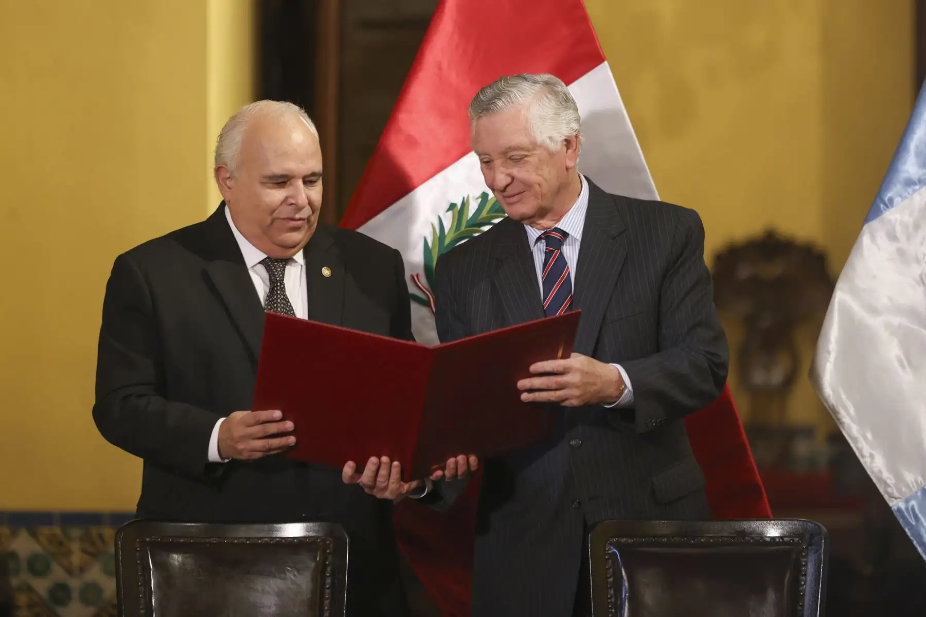 La Cancillería presentó la nota de ratificación que oficializa la entrada en vigor del Tratado de Libre Comercio (TLC) entre Perú y Guatemala, en una ceremonia encabezada por el ministro de Relaciones Exteriores, Carlos Pareja, el embajador de Guatemala en el Perú, Herbert Meneses y el ministro de Comercio Exterior y Turismo, José Fernando Reyes. El acuerdo busca fortalecer el intercambio comercial y los lazos económicos entre ambos países. Foto: ANDINA/Jhonel Rodríguez Robles