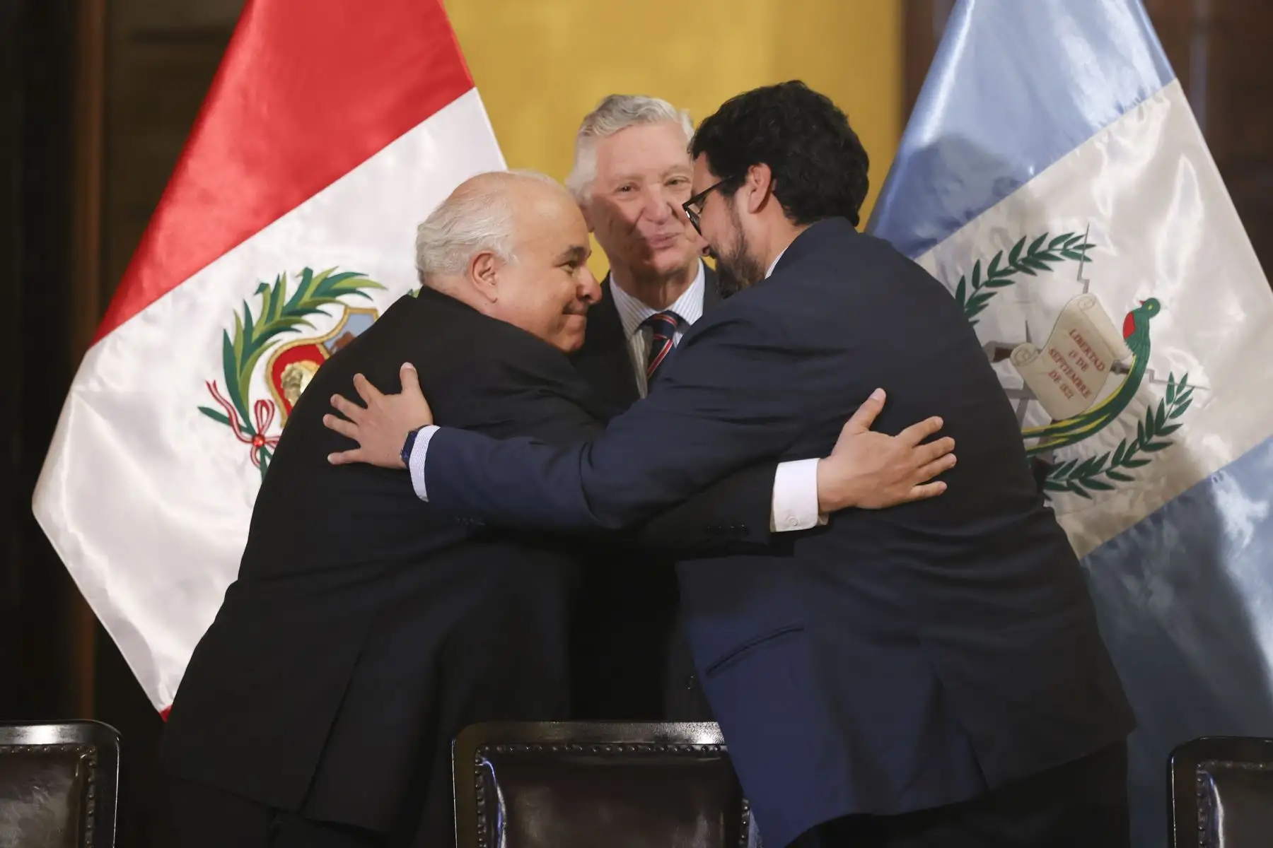 La Cancillería presentó la nota de ratificación que oficializa la entrada en vigor del Tratado de Libre Comercio (TLC) entre Perú y Guatemala, en una ceremonia encabezada por el ministro de Relaciones Exteriores, Carlos Pareja, el embajador de Guatemala en el Perú, Herbert Meneses y el ministro de Comercio Exterior y Turismo, José Fernando Reyes. El acuerdo busca fortalecer el intercambio comercial y los lazos económicos entre ambos países. Foto: ANDINA/Jhonel Rodríguez Robles