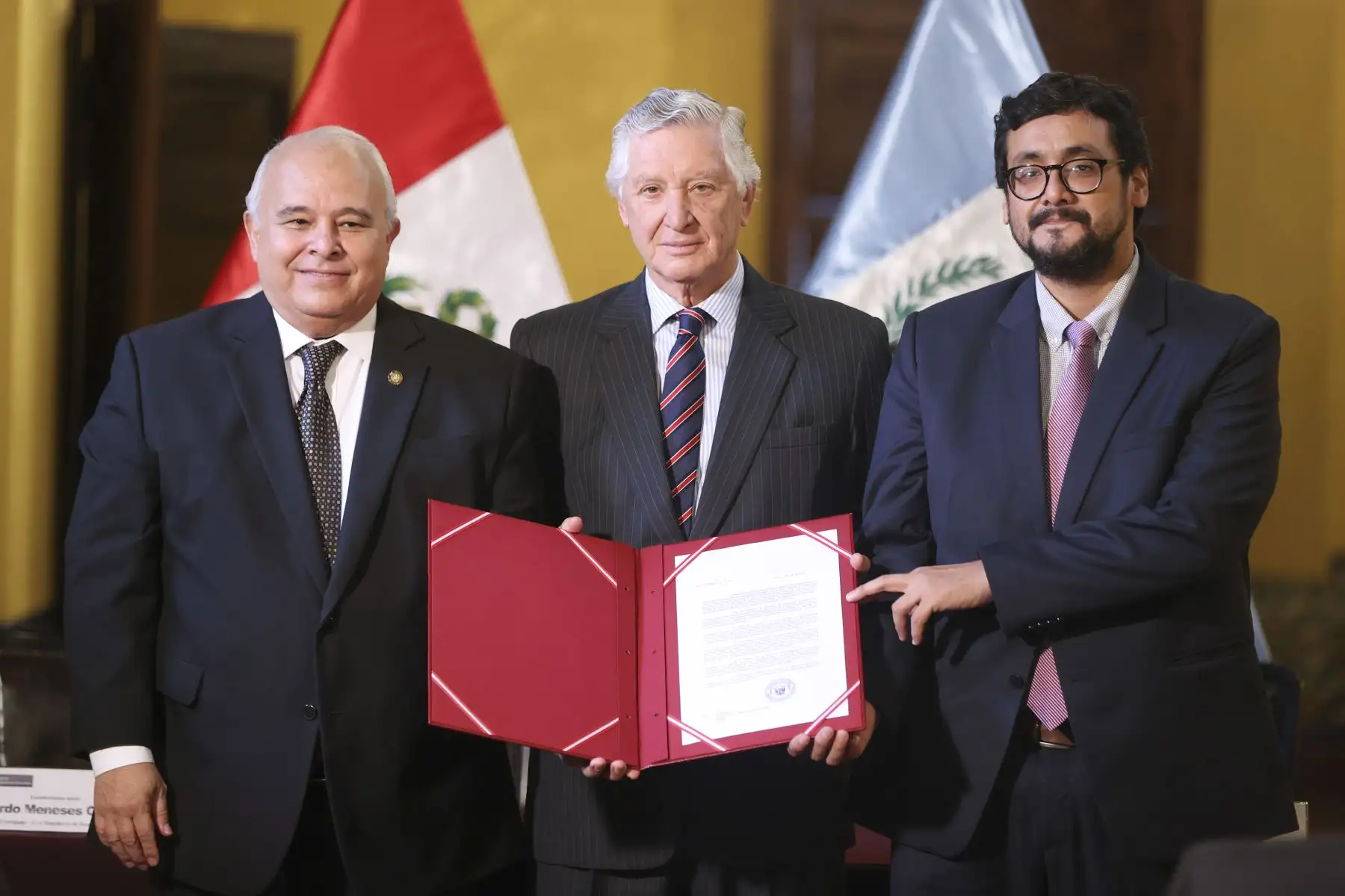 La Cancillería presentó la nota de ratificación que oficializa la entrada en vigor del Tratado de Libre Comercio (TLC) entre Perú y Guatemala, en una ceremonia encabezada por el ministro de Relaciones Exteriores, Carlos Pareja, el embajador de Guatemala en el Perú, Herbert Meneses y el ministro de Comercio Exterior y Turismo, José Fernando Reyes. El acuerdo busca fortalecer el intercambio comercial y los lazos económicos entre ambos países. Foto: ANDINA/Jhonel Rodríguez Robles