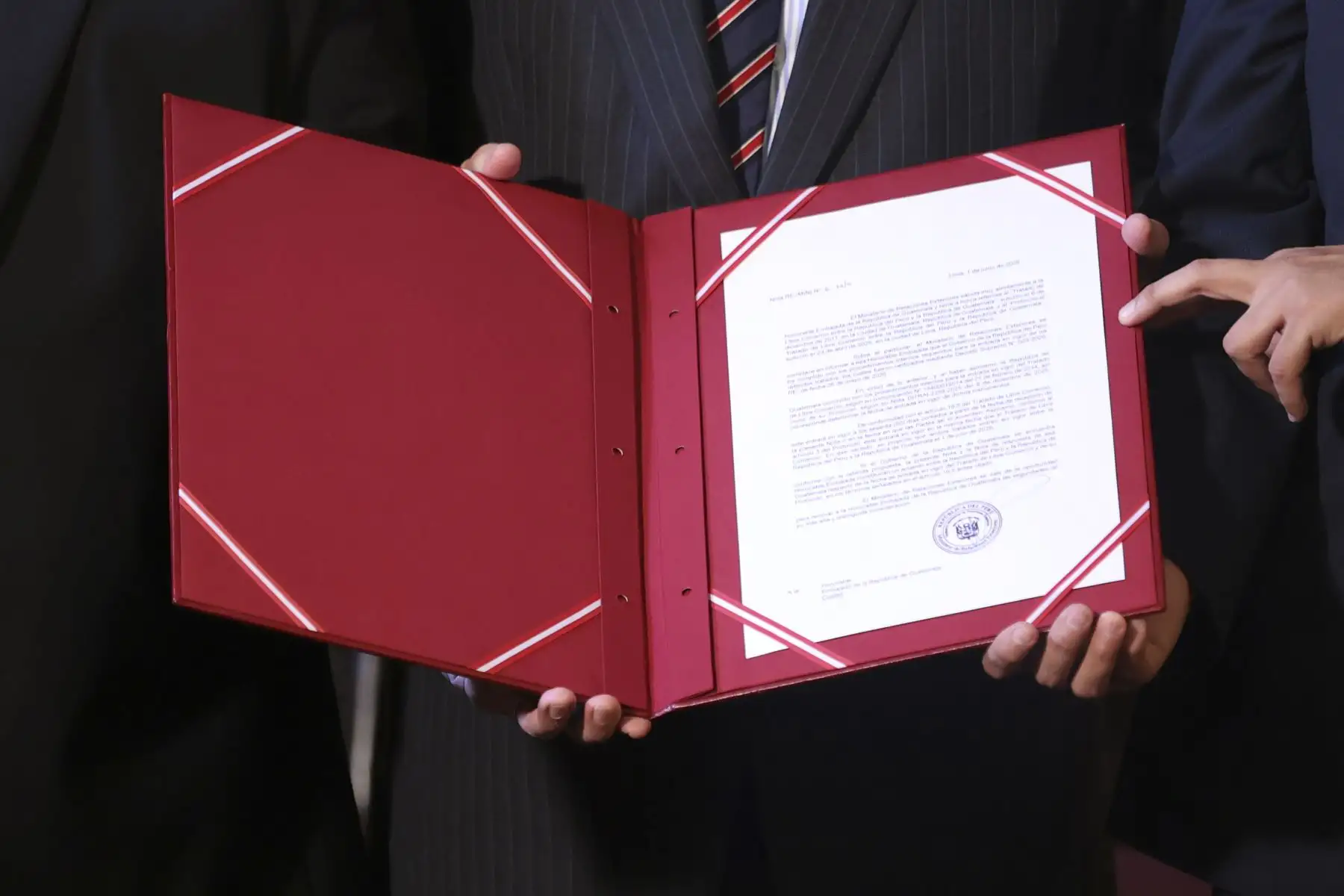 La Cancillería presentó la nota de ratificación que oficializa la entrada en vigor del Tratado de Libre Comercio (TLC) entre Perú y Guatemala, en una ceremonia encabezada por el ministro de Relaciones Exteriores, Carlos Pareja, el embajador de Guatemala en el Perú, Herbert Meneses y el ministro de Comercio Exterior y Turismo, José Fernando Reyes. El acuerdo busca fortalecer el intercambio comercial y los lazos económicos entre ambos países. Foto: ANDINA/Jhonel Rodríguez Robles