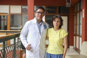 Roberto Aybar, cirujano de cabeza y cuello y maxilofacial del Hospital Guillermo Almenara, junto a la paciente Karina Castro Galván, cuyo tratamiento se ha convertido en un hito médico en el Perú.  Foto: ANDINA/Ricardo Cuba