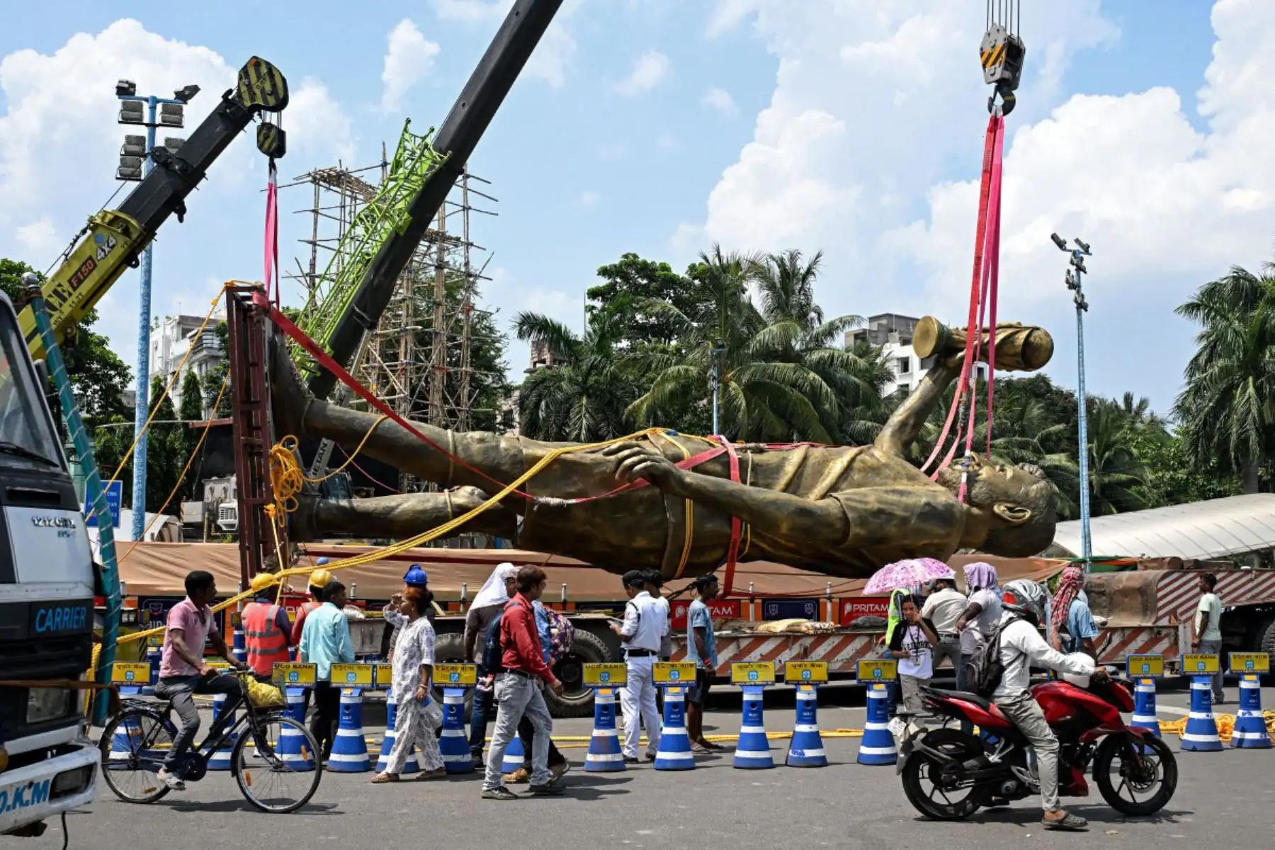 Una gigantesca estatua del astro argentino Lionel Messi en India fue retirada este lunes después de que se constatara que se balanceaba peligrosamente como consecuencia del viento, informaron las autoridades. Foto: AFP