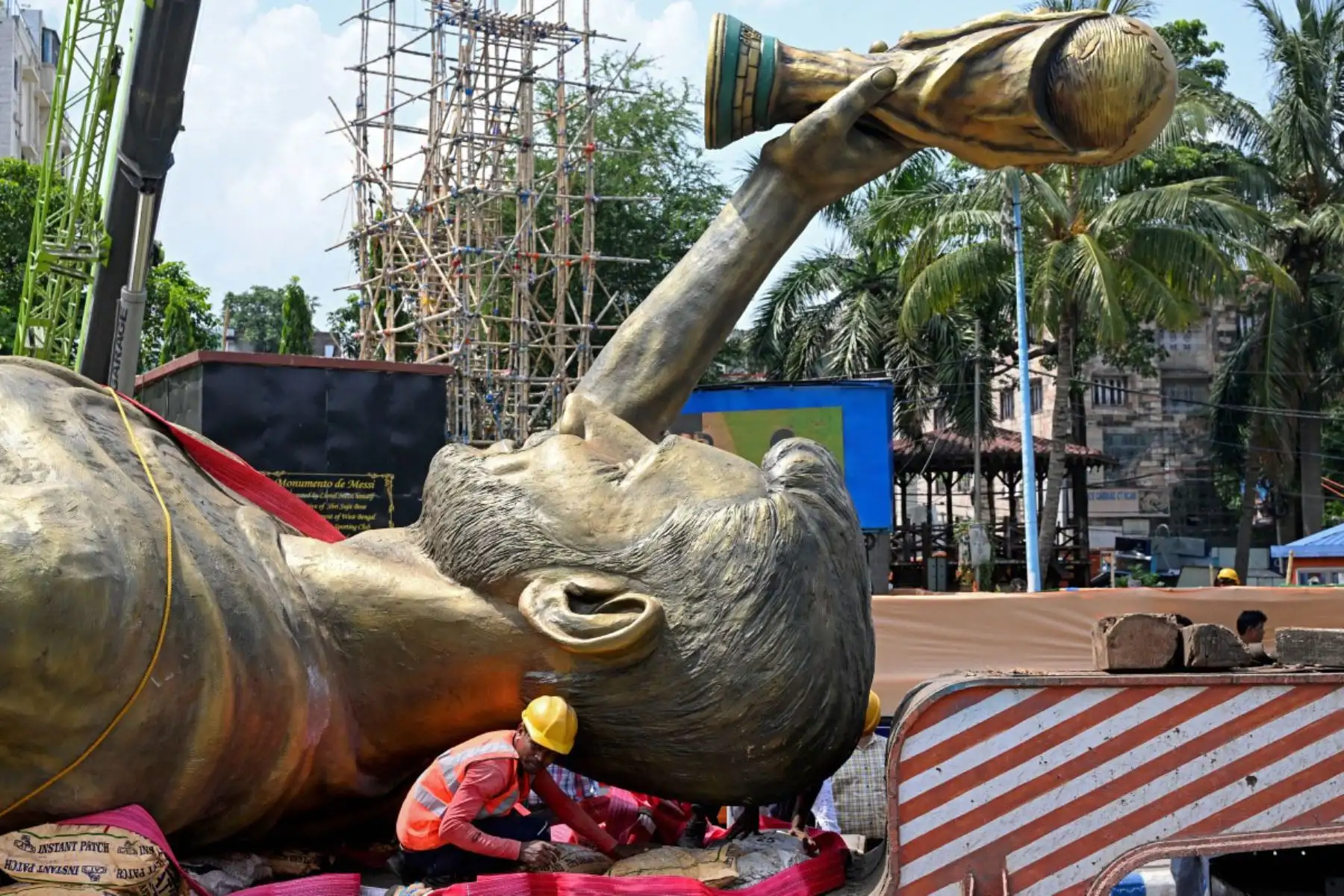Una gigantesca estatua del astro argentino Lionel Messi en India fue retirada este lunes después de que se constatara que se balanceaba peligrosamente como consecuencia del viento, informaron las autoridades. Foto: AFP