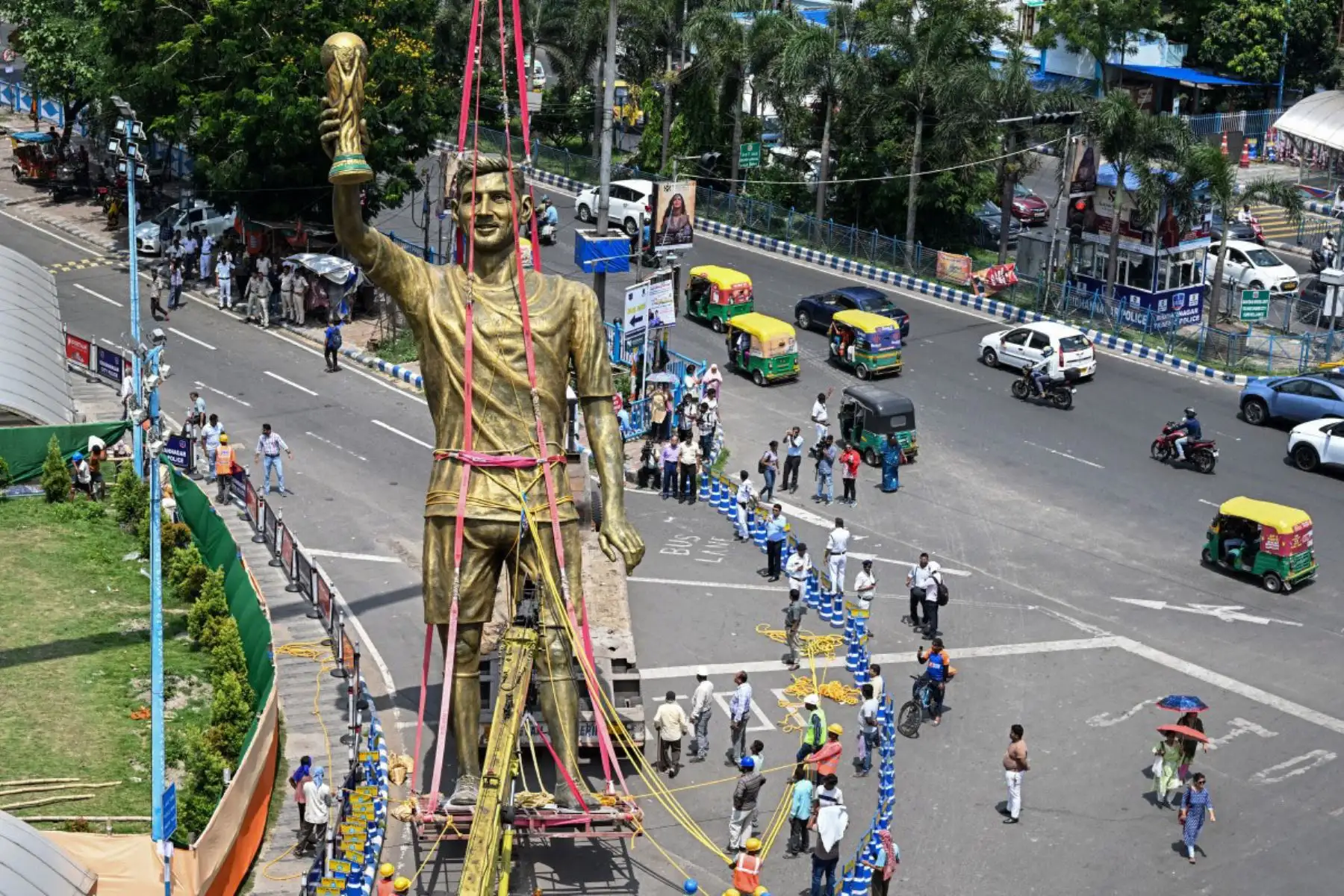 Se utilizaron grúas hidráulicas y cuerdas para desmantelar la escultura de 21 metros en Calcuta, capital del estado de Bengala Occidental, antes de ser trasladada en un camión. Foto: AFP
