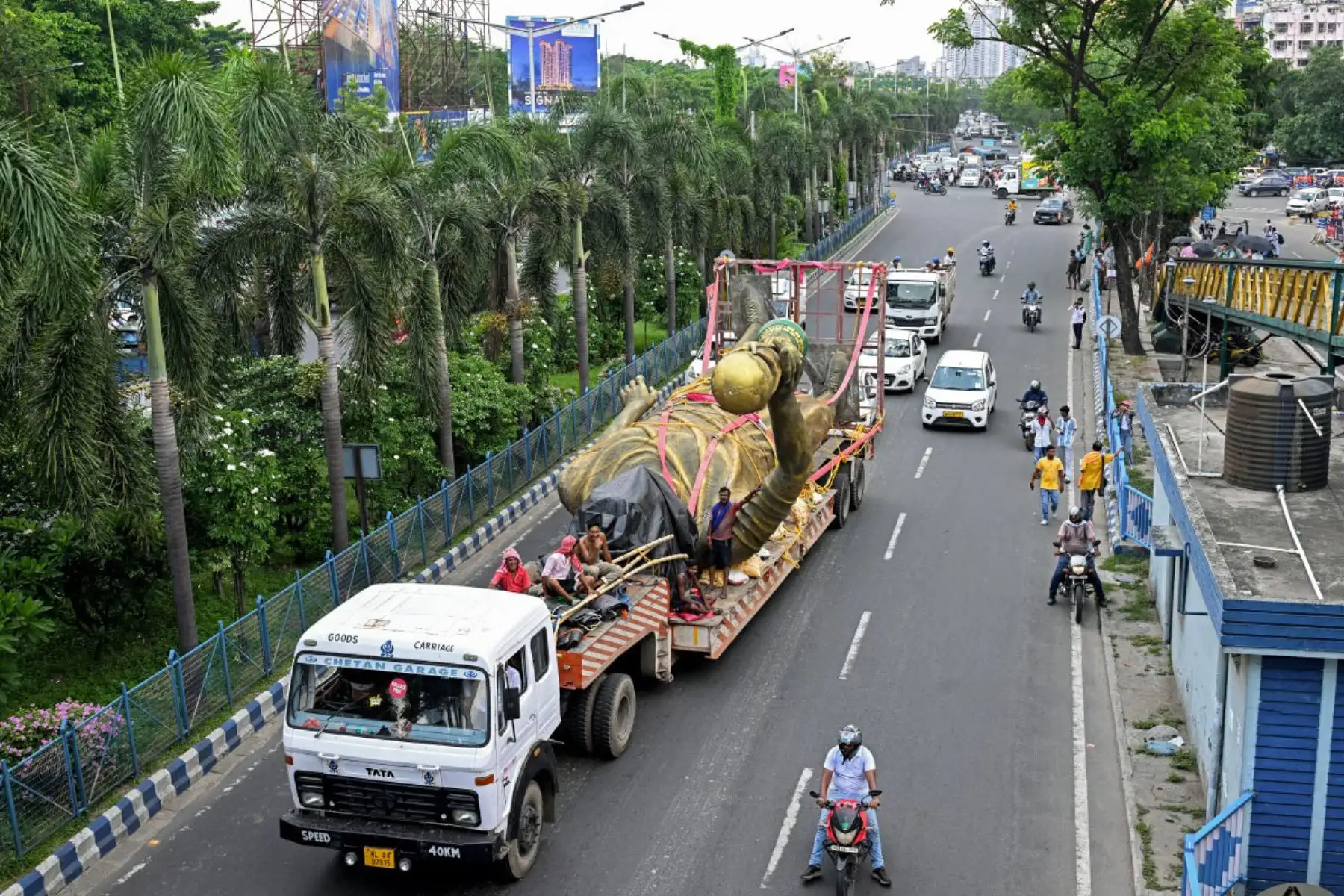 Se utilizaron grúas hidráulicas y cuerdas para desmantelar la escultura de 21 metros en Calcuta, capital del estado de Bengala Occidental, antes de ser trasladada en un camión. Foto: AFP